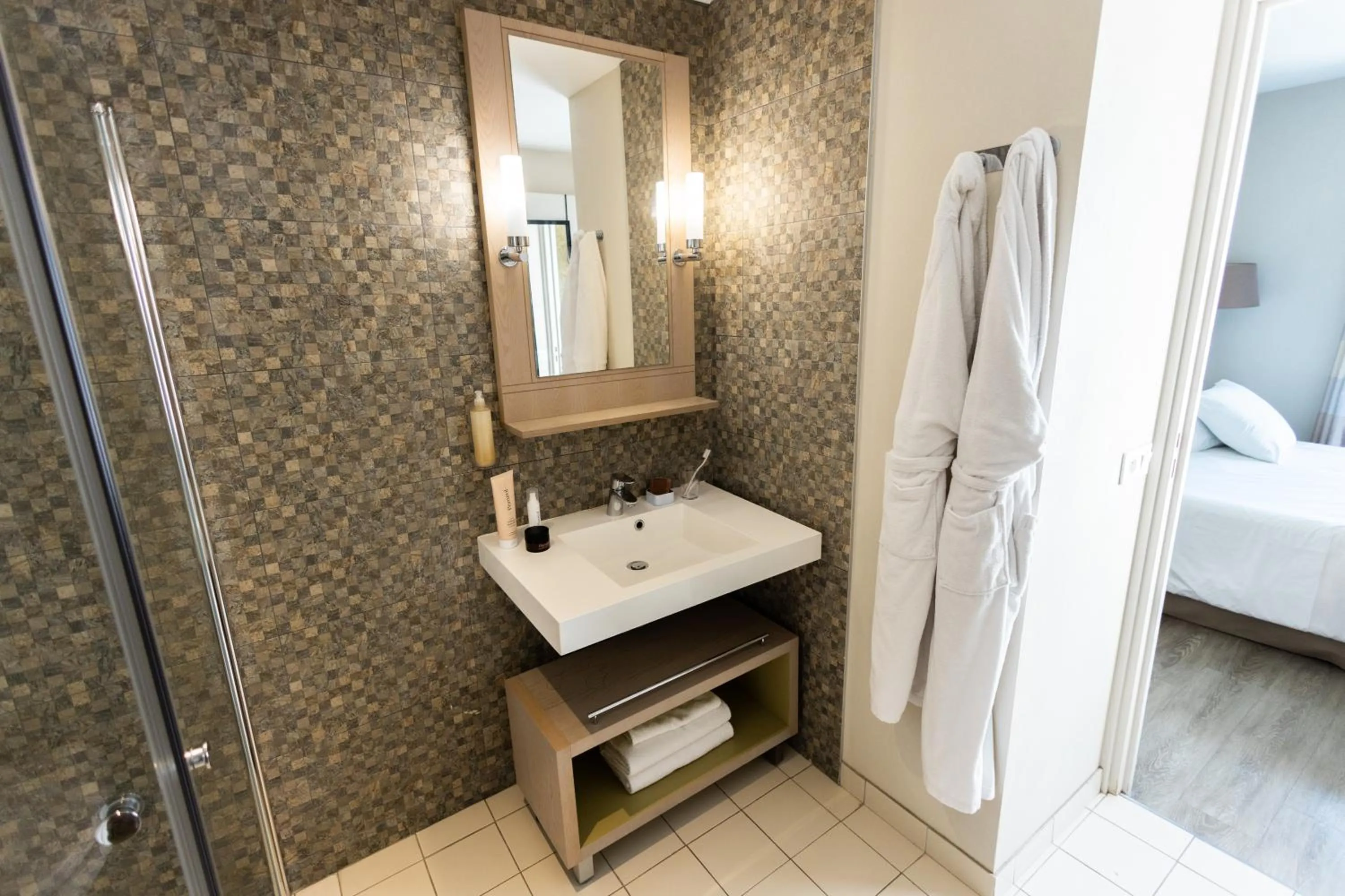 Shower, Bed in Résidence b'o cottage - b'o resort thermal & spa