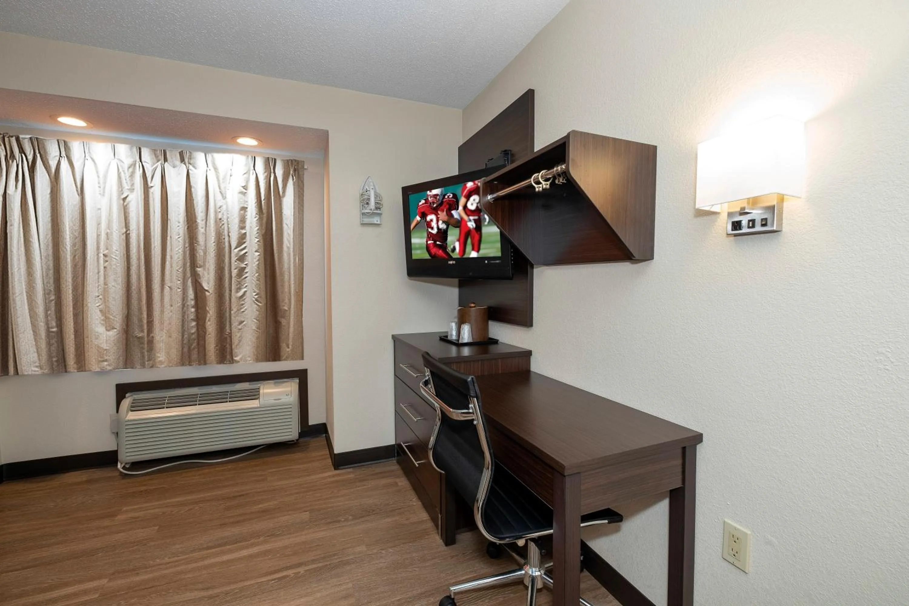 Photo of the whole room in Red Roof Inn Springfield, MO