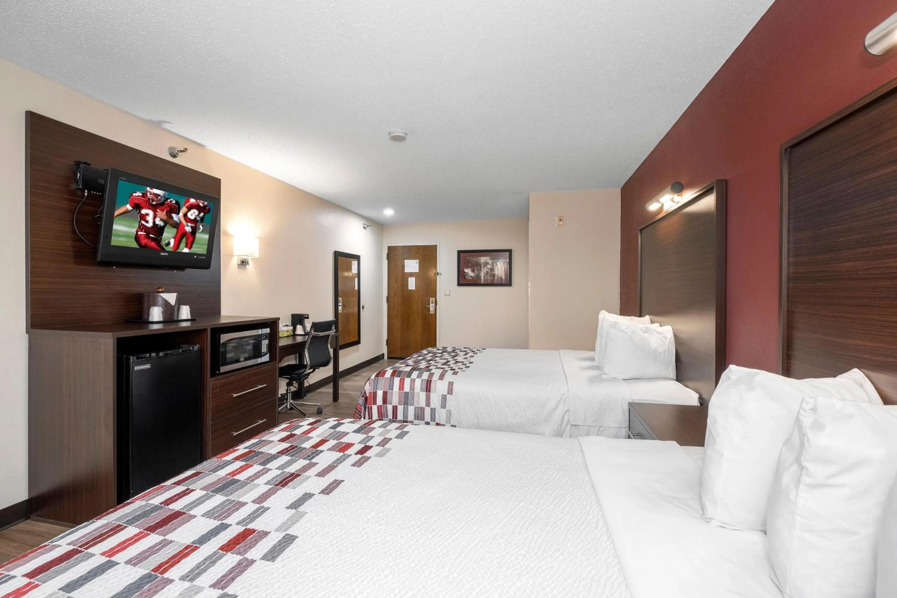 Photo of the whole room, Bed in Red Roof Inn Springfield, MO