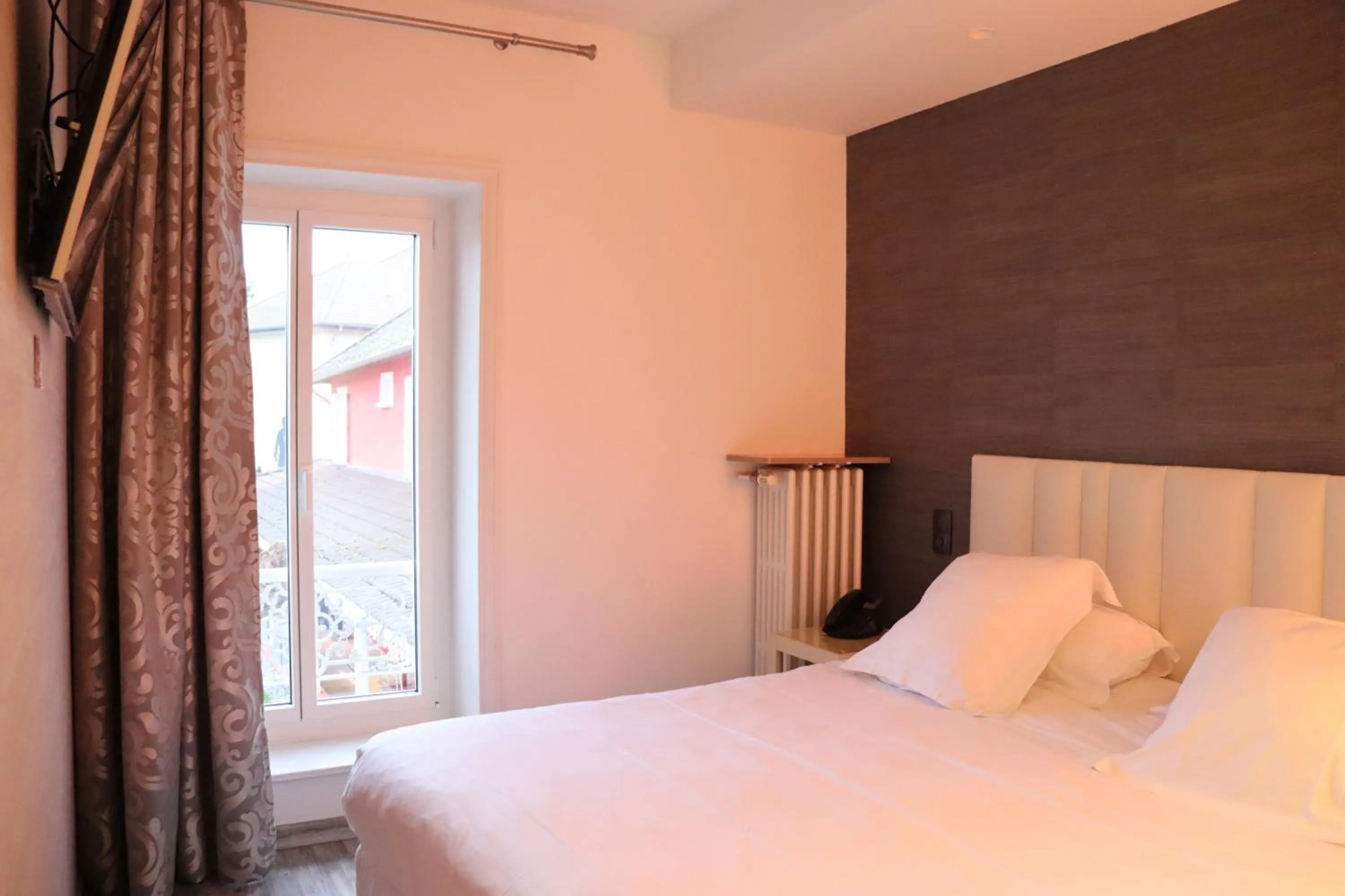 Bedroom, Bed in Les Maritonnes Parc & Vignoble