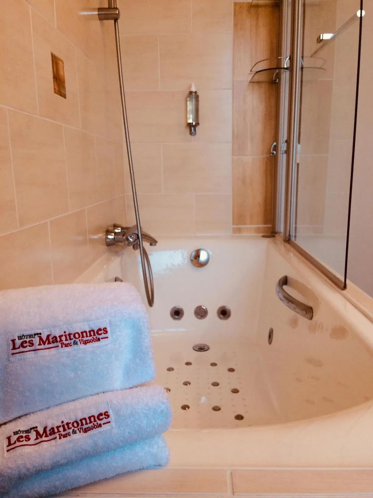 Bathroom in Les Maritonnes Parc & Vignoble