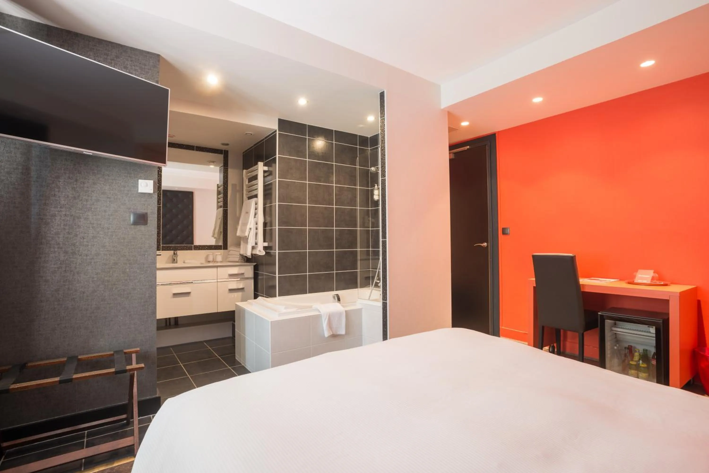 Photo of the whole room, Bed in Les Maritonnes Parc & Vignoble