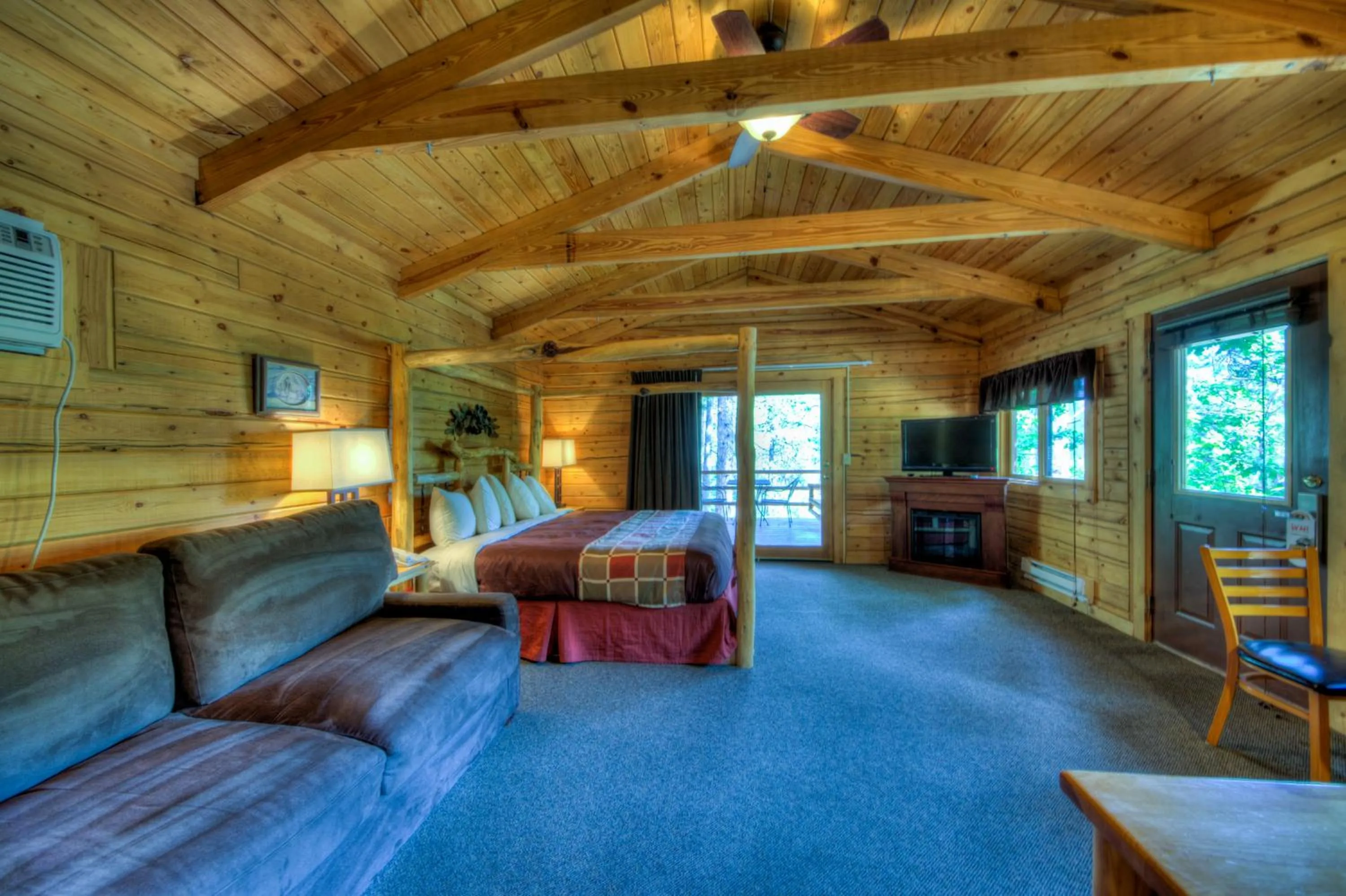 Photo of the whole room, Bed in Powder House Lodge