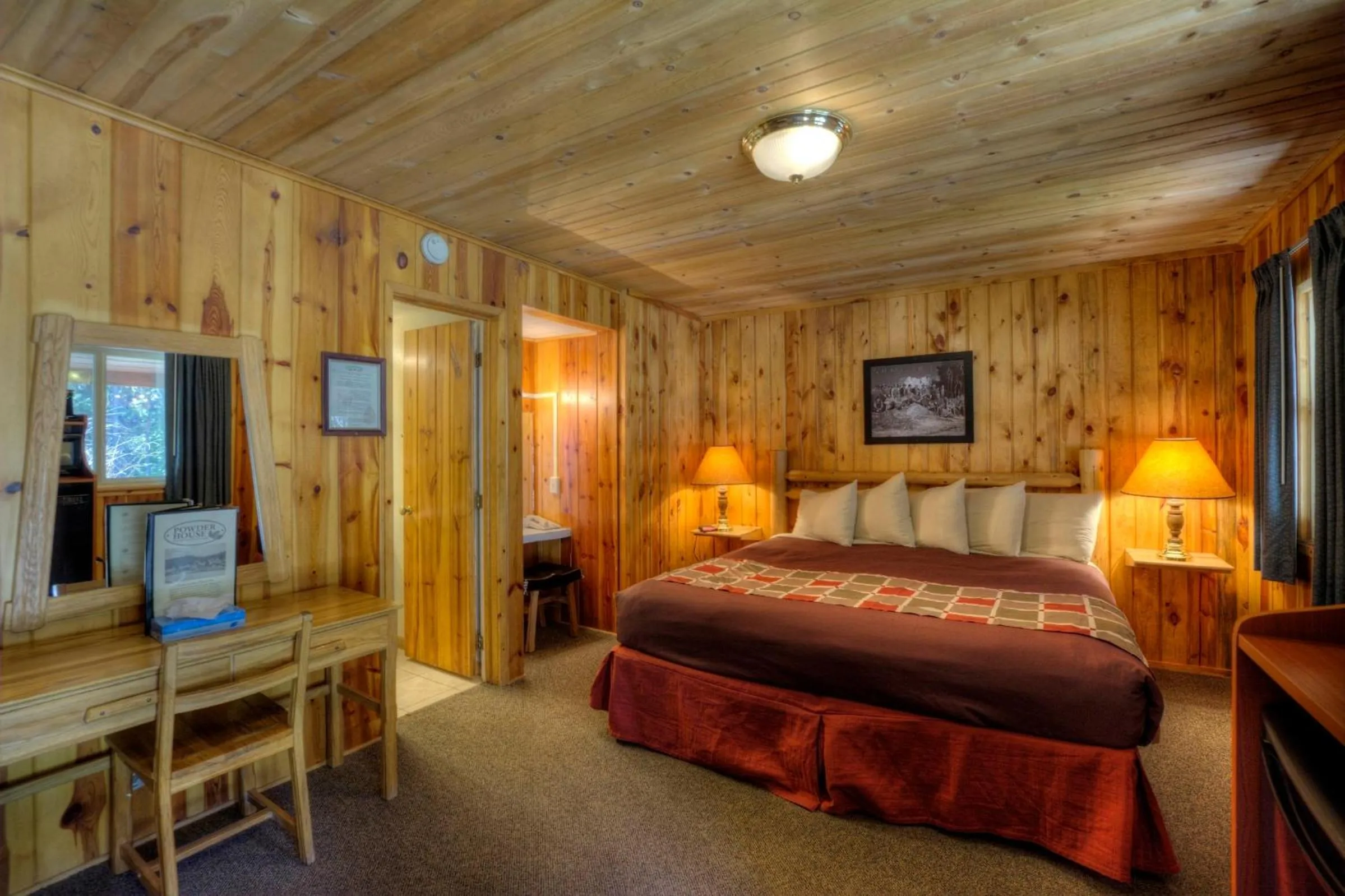 Photo of the whole room, Bed in Powder House Lodge