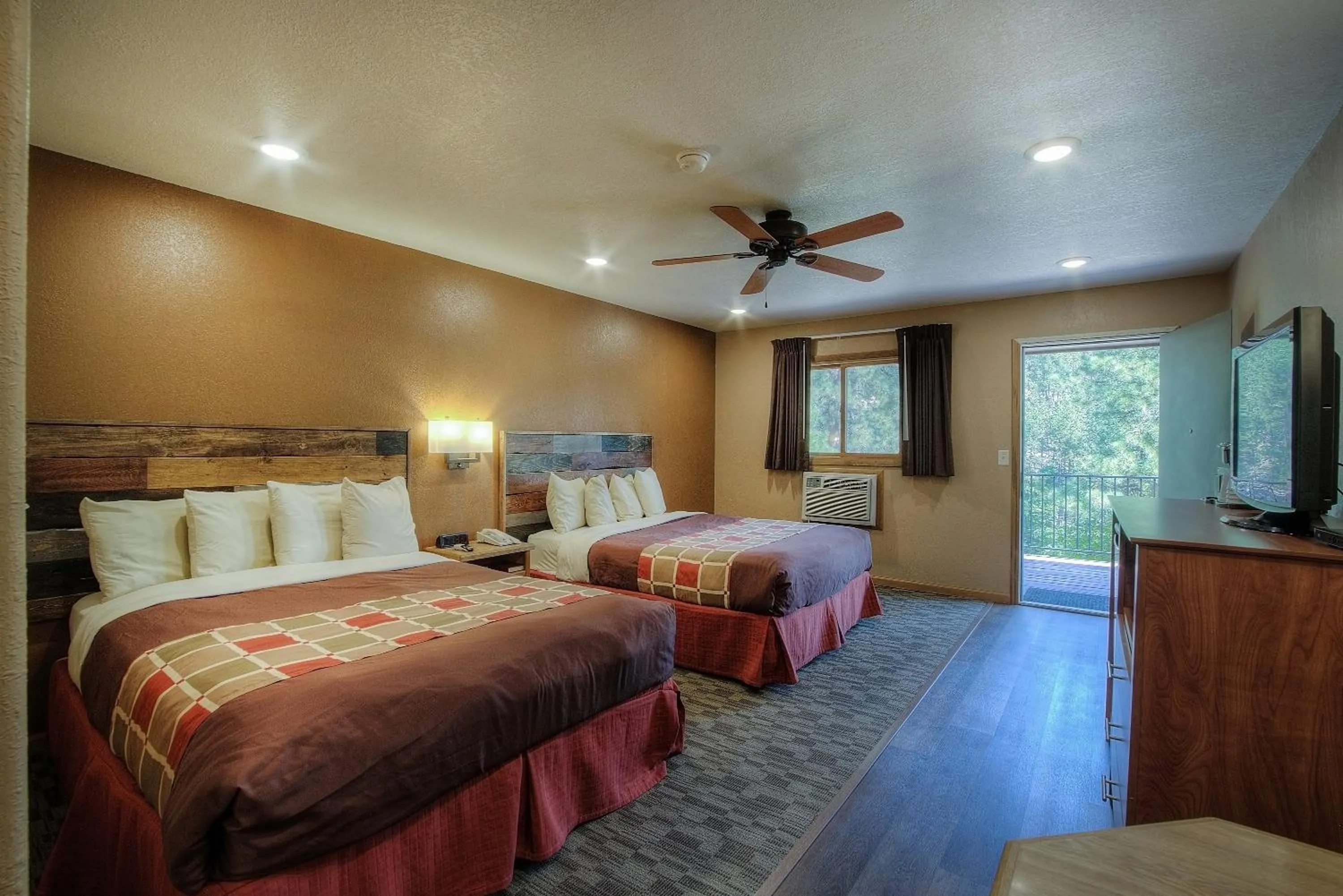 Photo of the whole room, Bed in Powder House Lodge