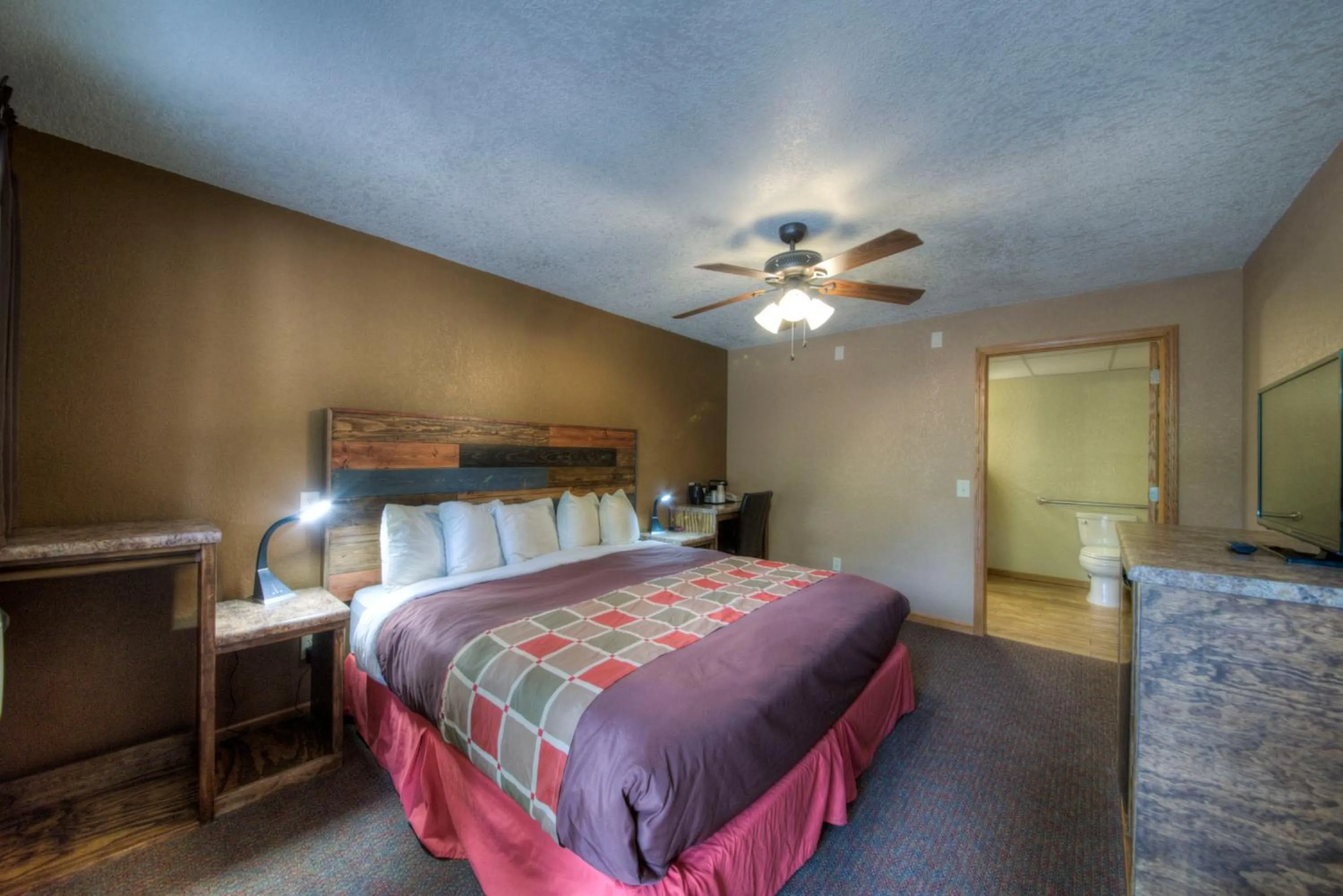 Photo of the whole room, Bed in Powder House Lodge