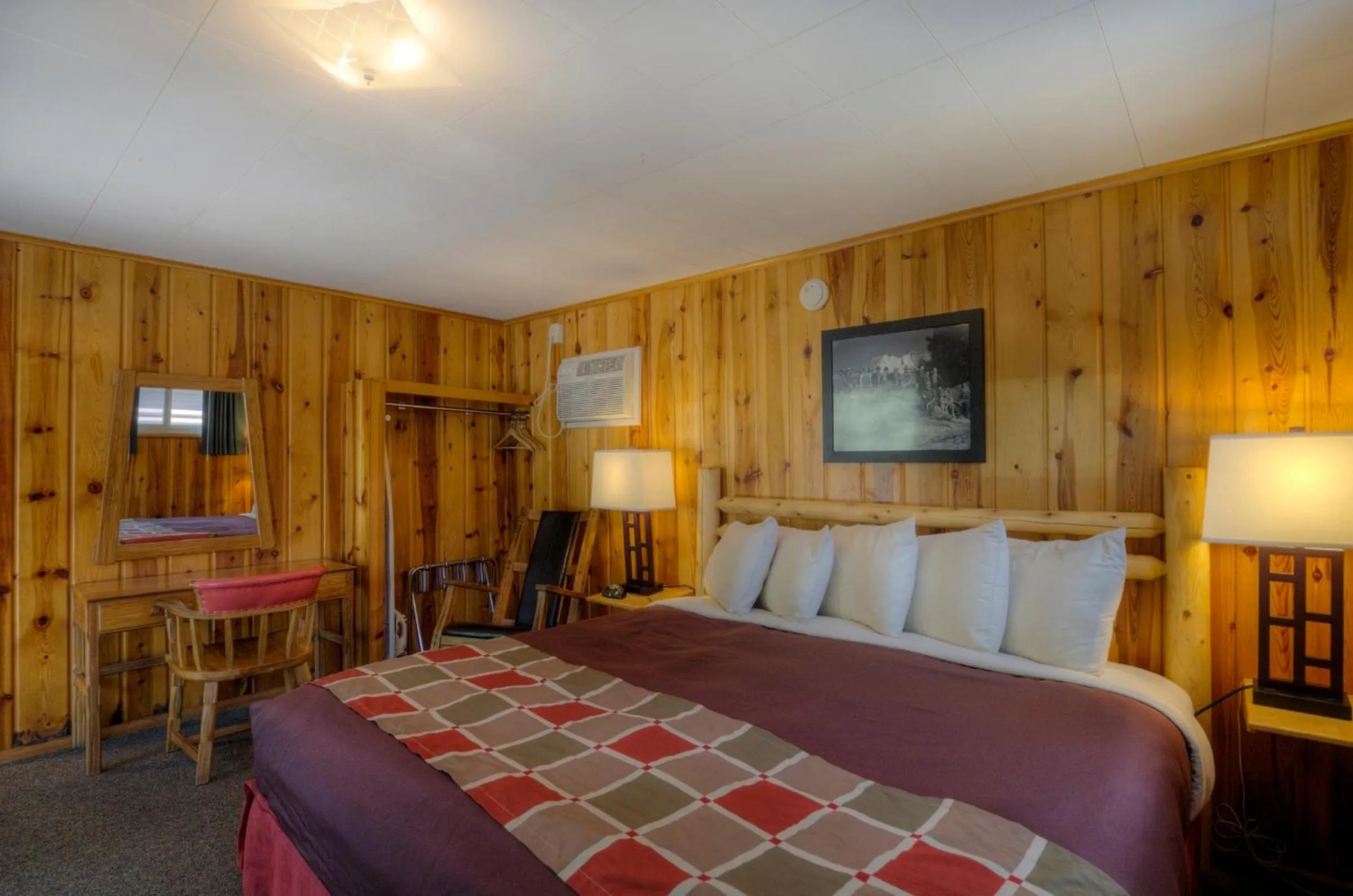 Photo of the whole room, Bed in Powder House Lodge