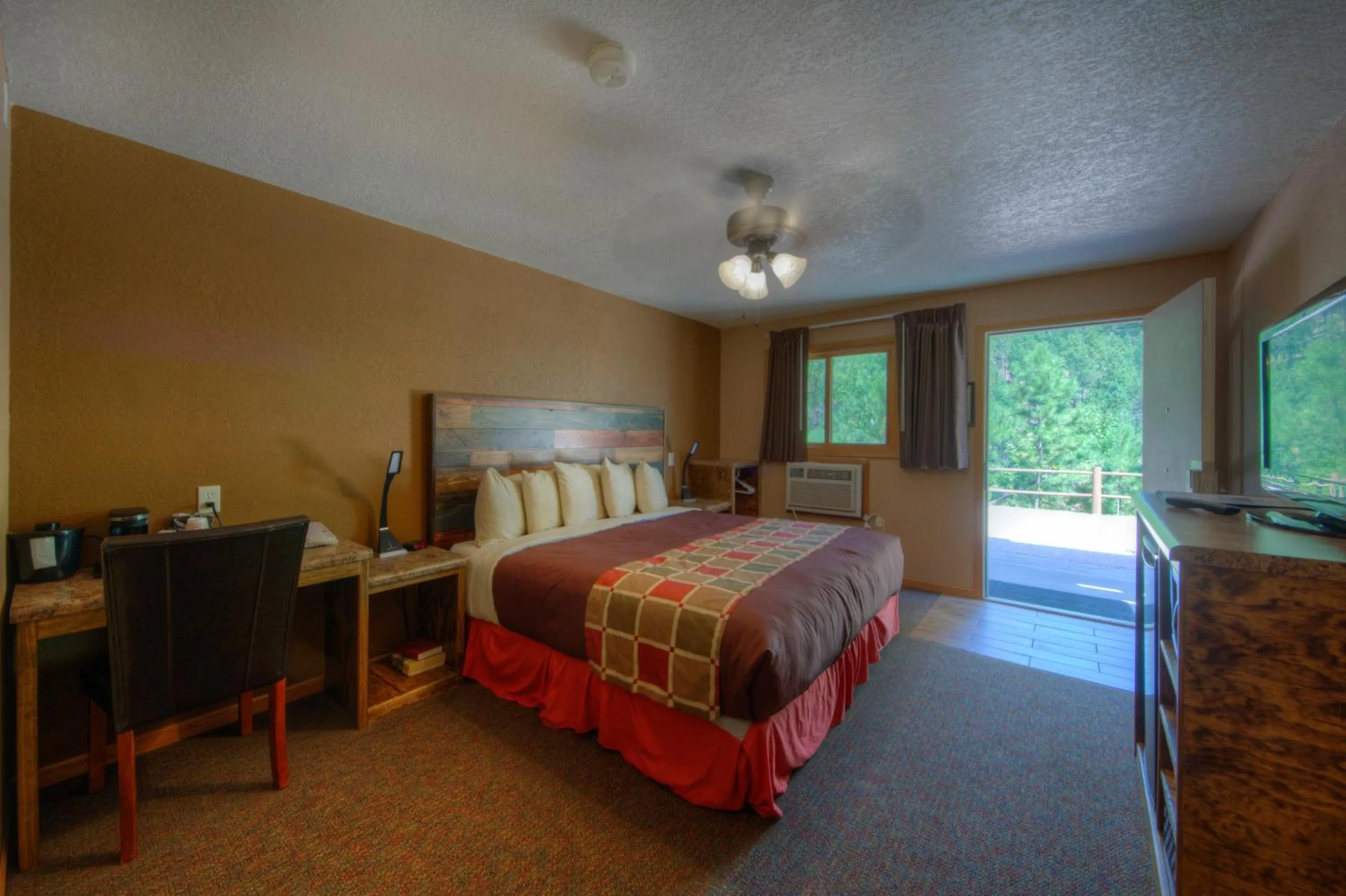 Photo of the whole room, Bed in Powder House Lodge