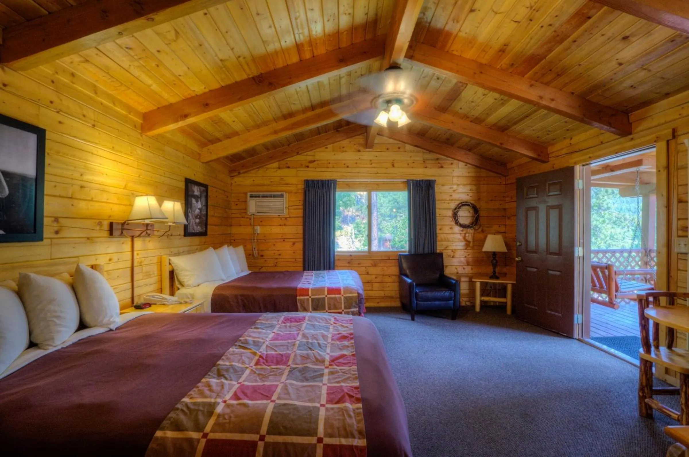 Photo of the whole room, Bed in Powder House Lodge