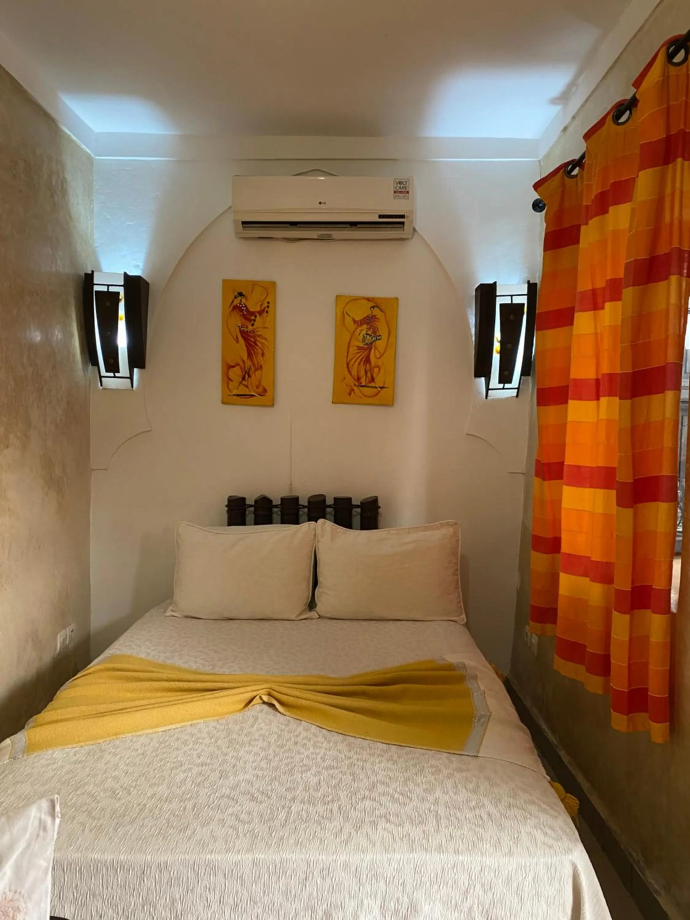 Bed in Riad Le Bel Oranger