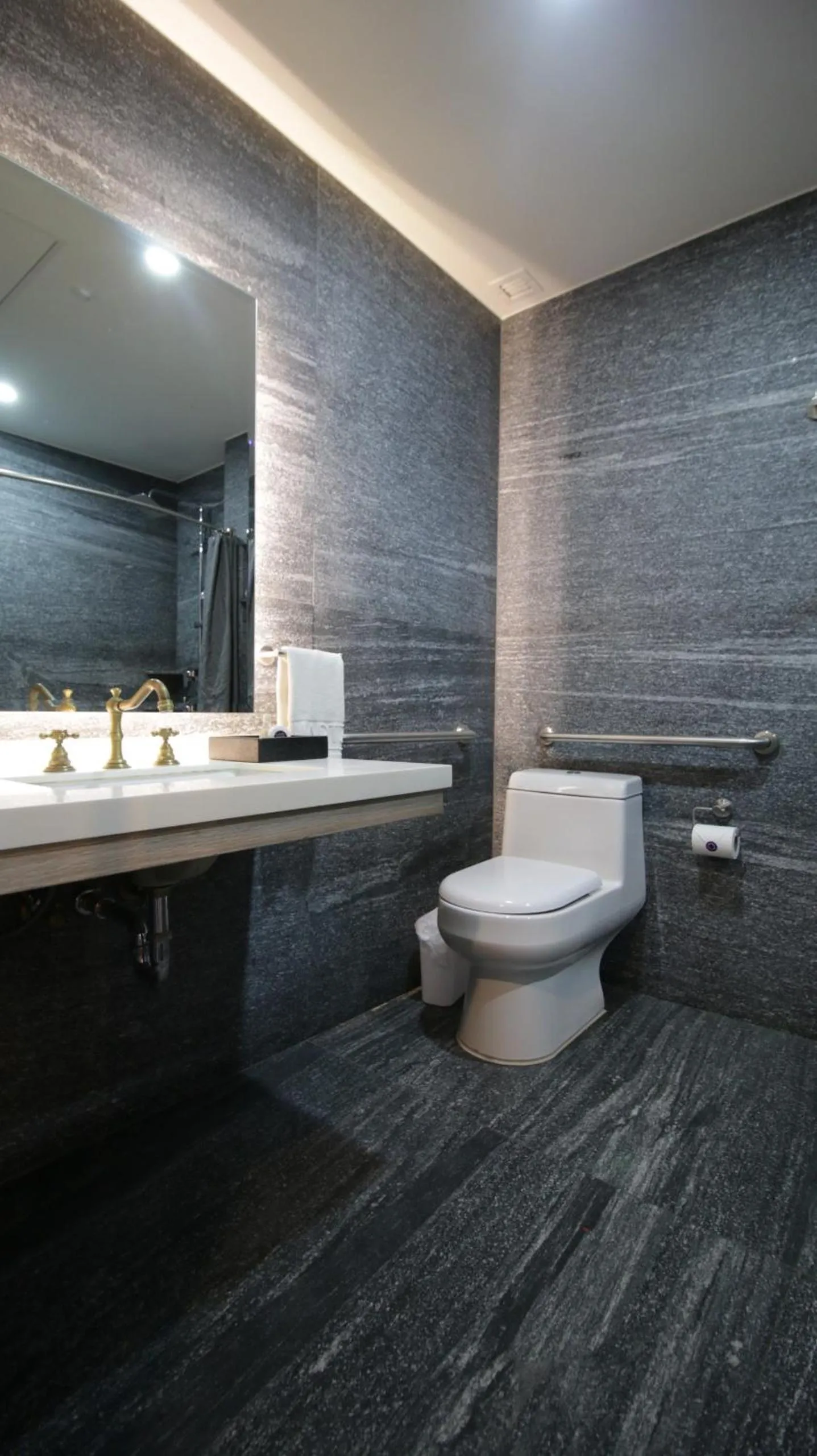 Toilet in QUARTZ HOTEL & SPA