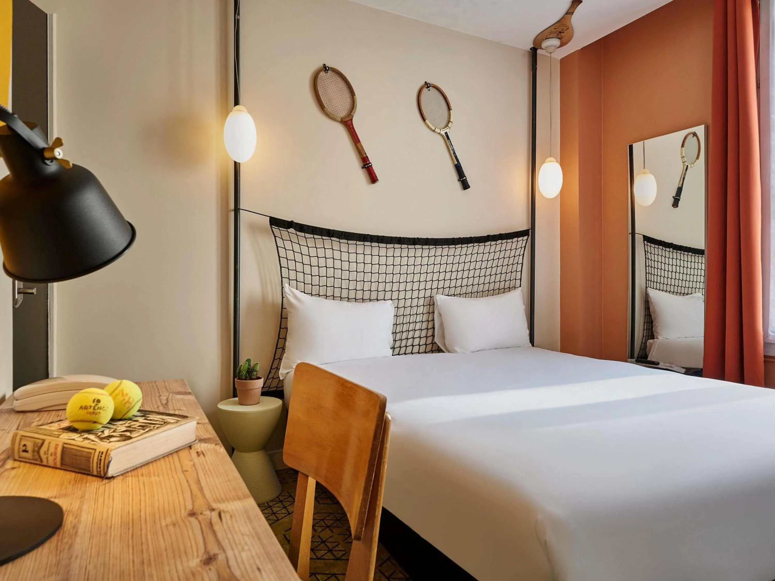 Bedroom, Bed in Greet Boulogne Billancourt Paris