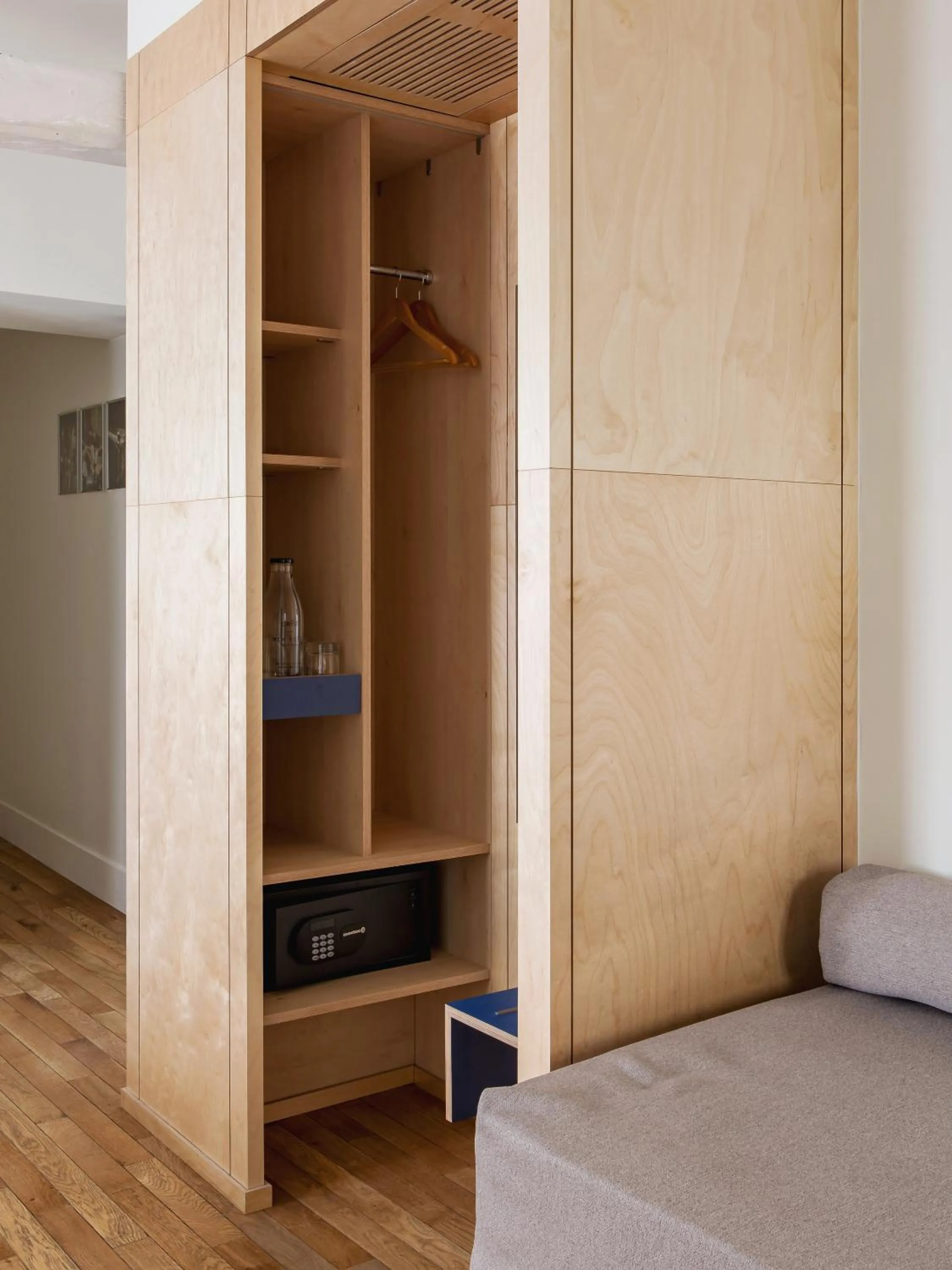wardrobe in New Hotel Opéra