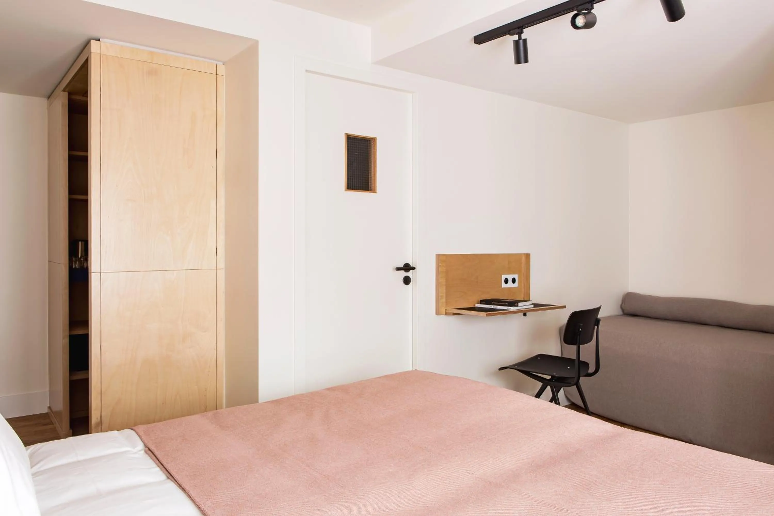 Photo of the whole room, Bed in New Hotel Opéra