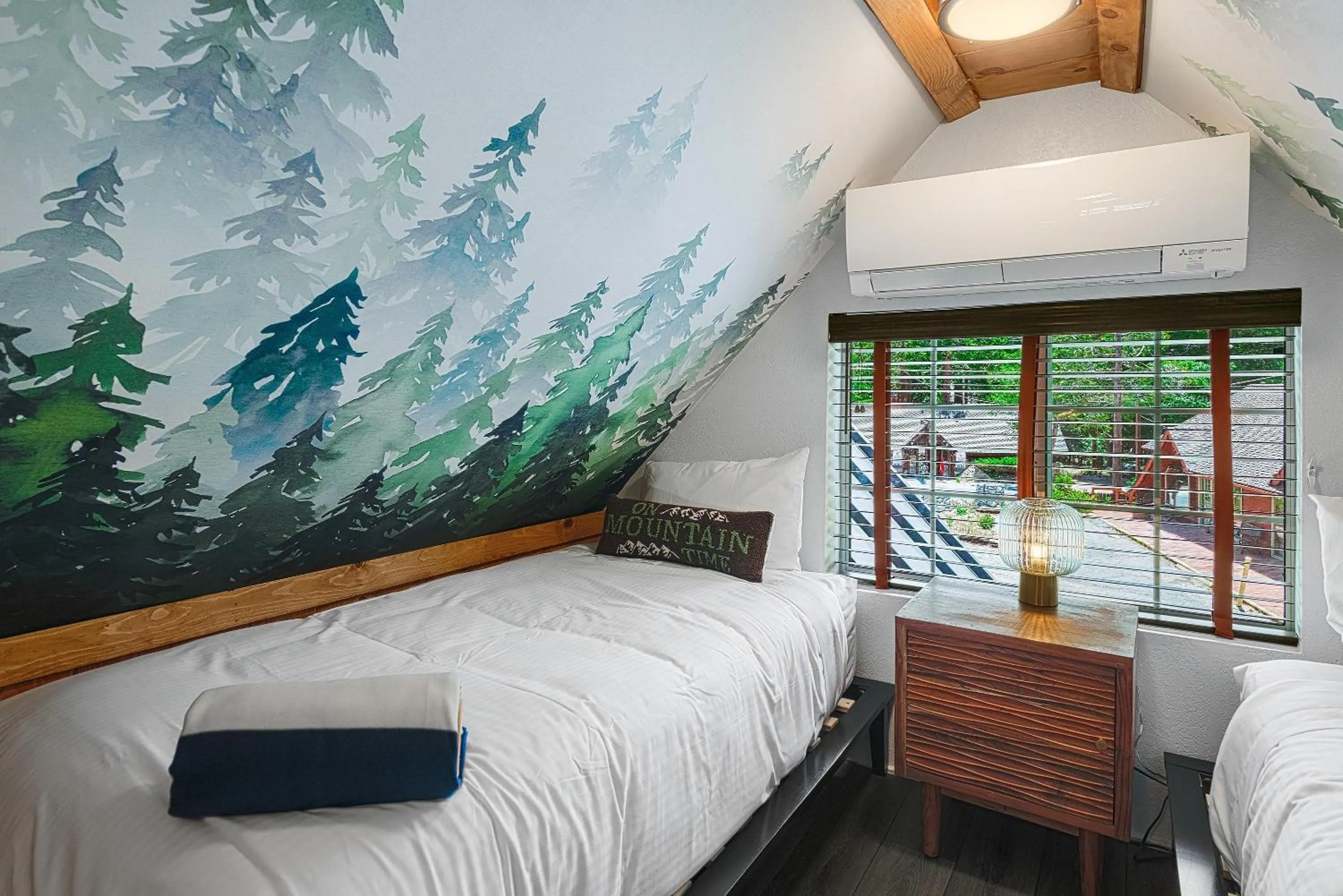 Bed in The Grand Idyllwild Lodge