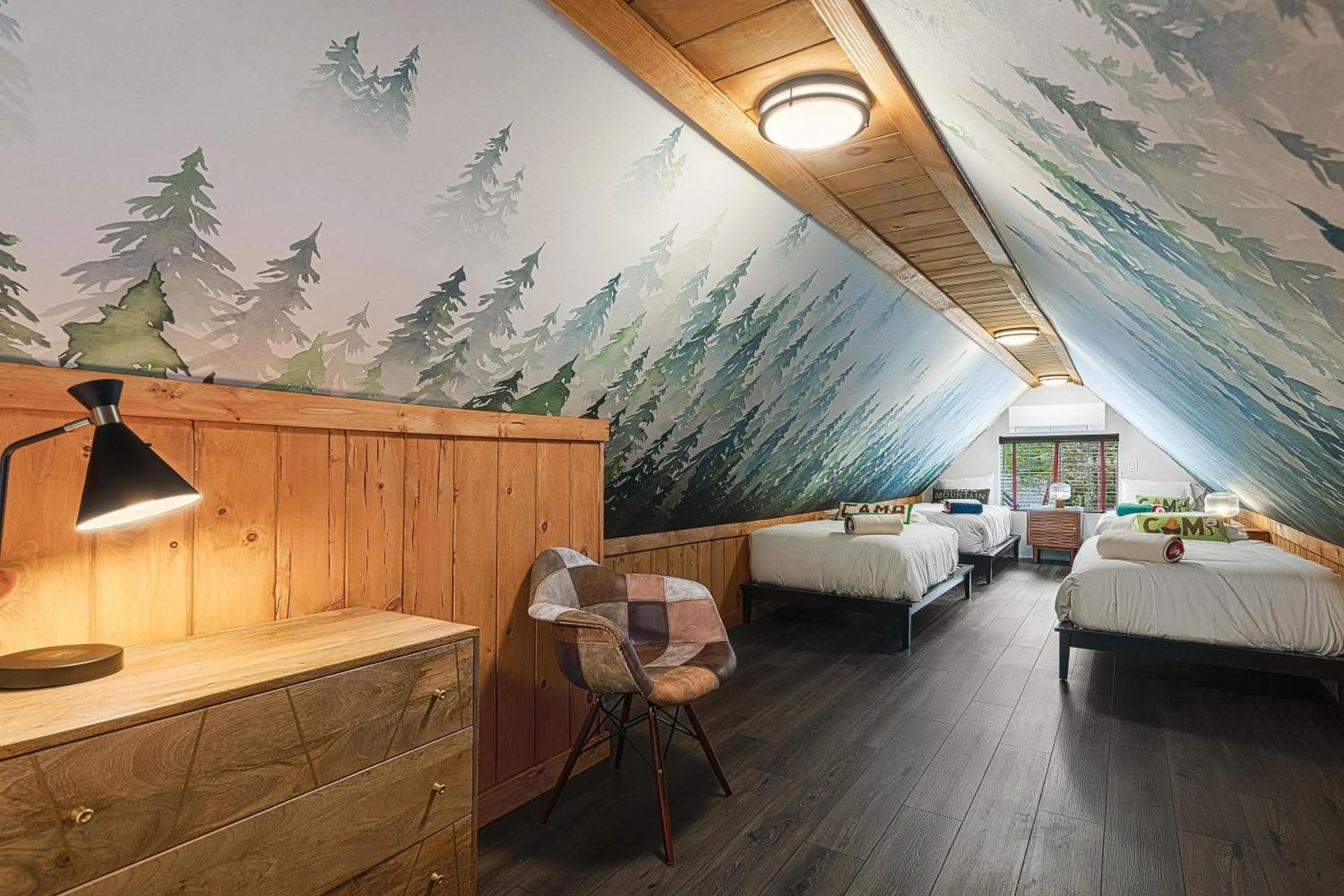 Bed in The Grand Idyllwild Lodge