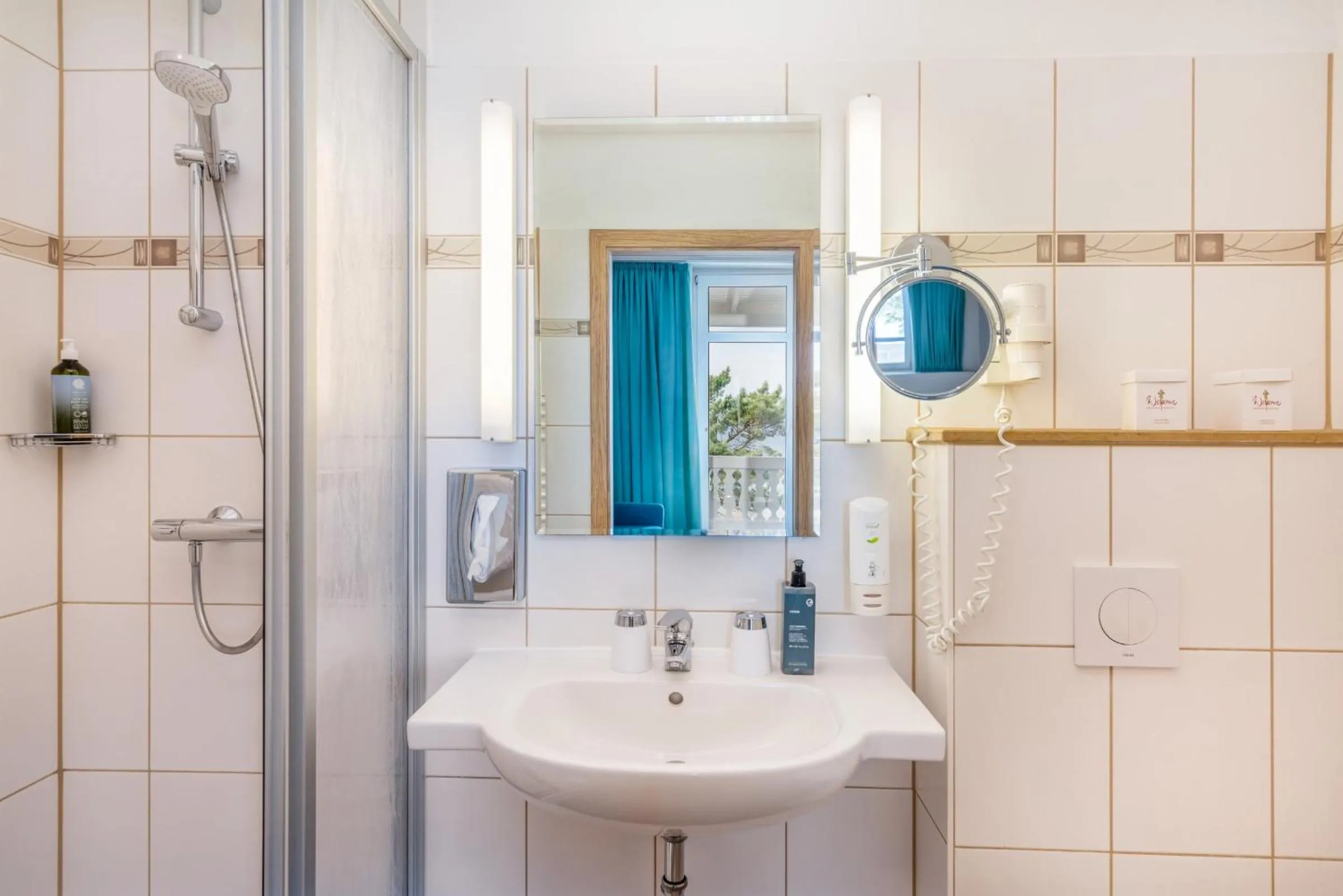 Bathroom in Strandhotel zur Promenade