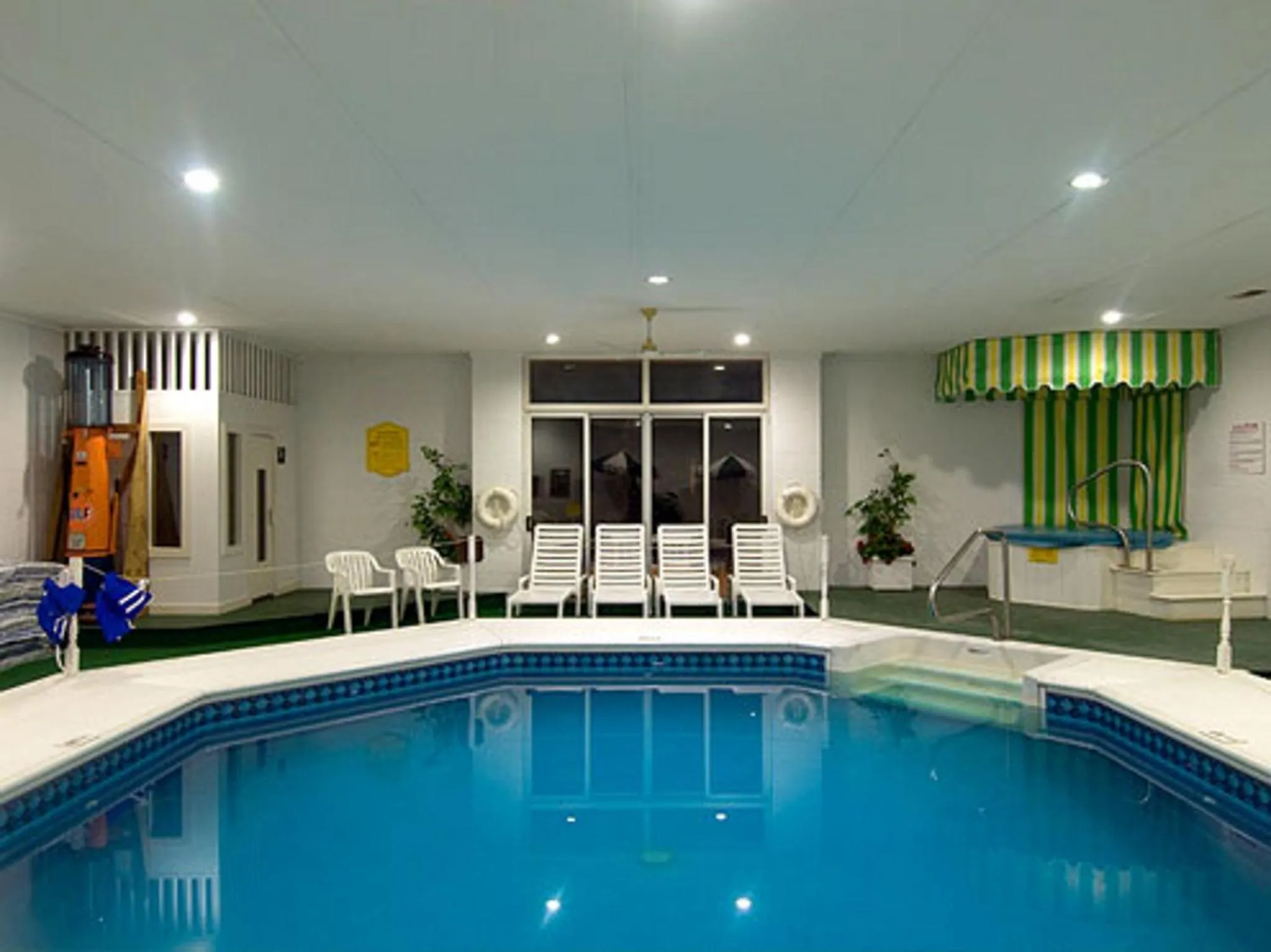 Swimming pool in Colonel Williams Resort and Suites