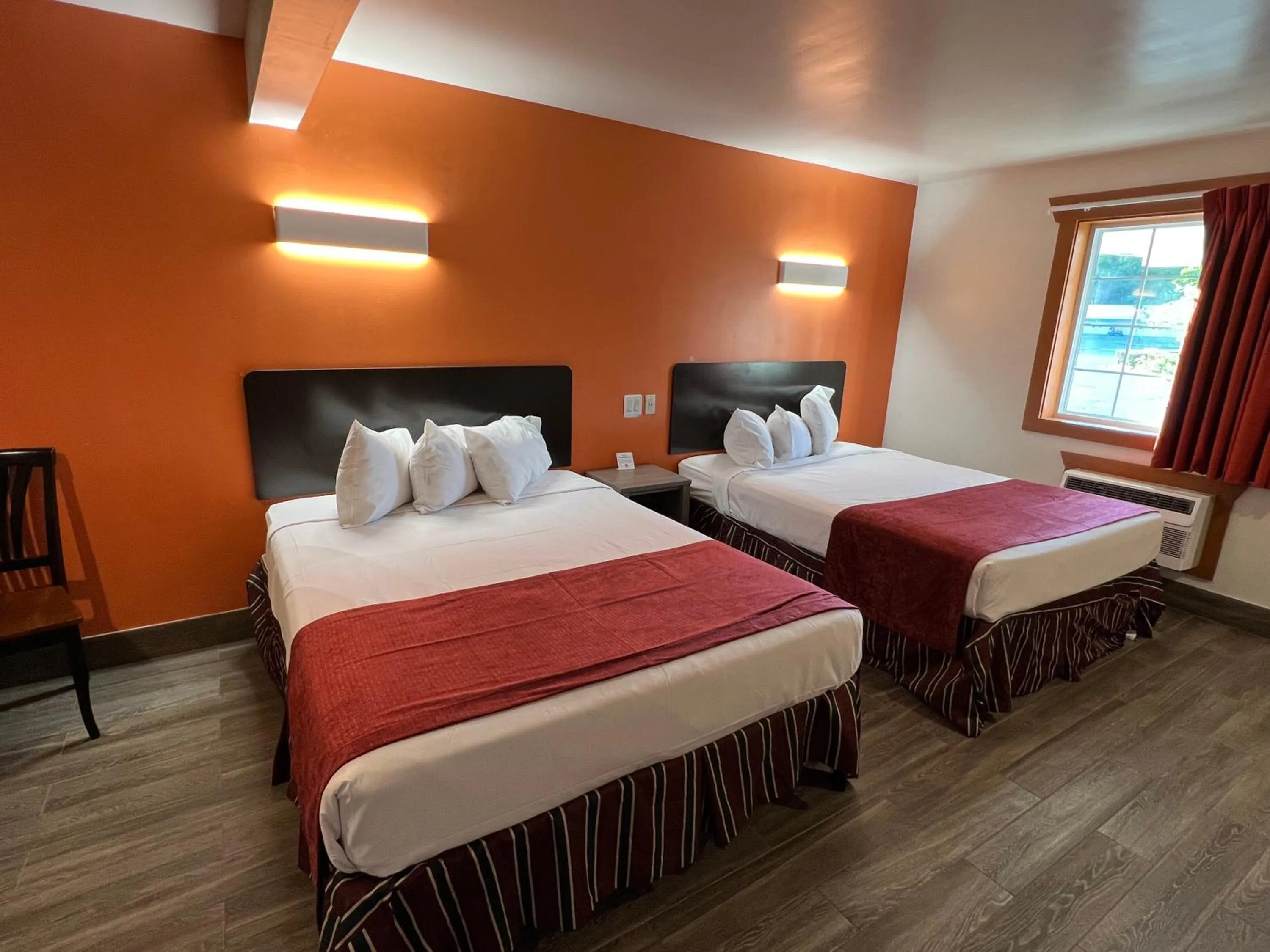 Photo of the whole room, Bed in Colonel Williams Resort and Suites