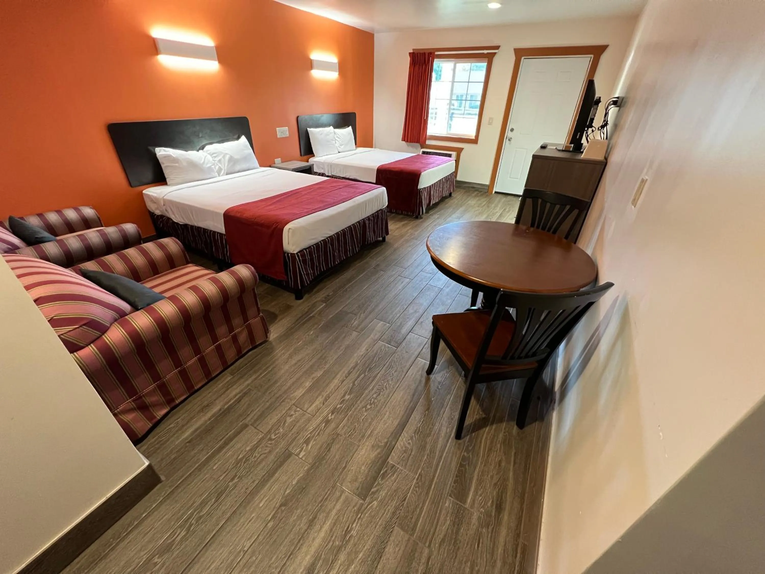 Photo of the whole room, Bed in Colonel Williams Resort and Suites