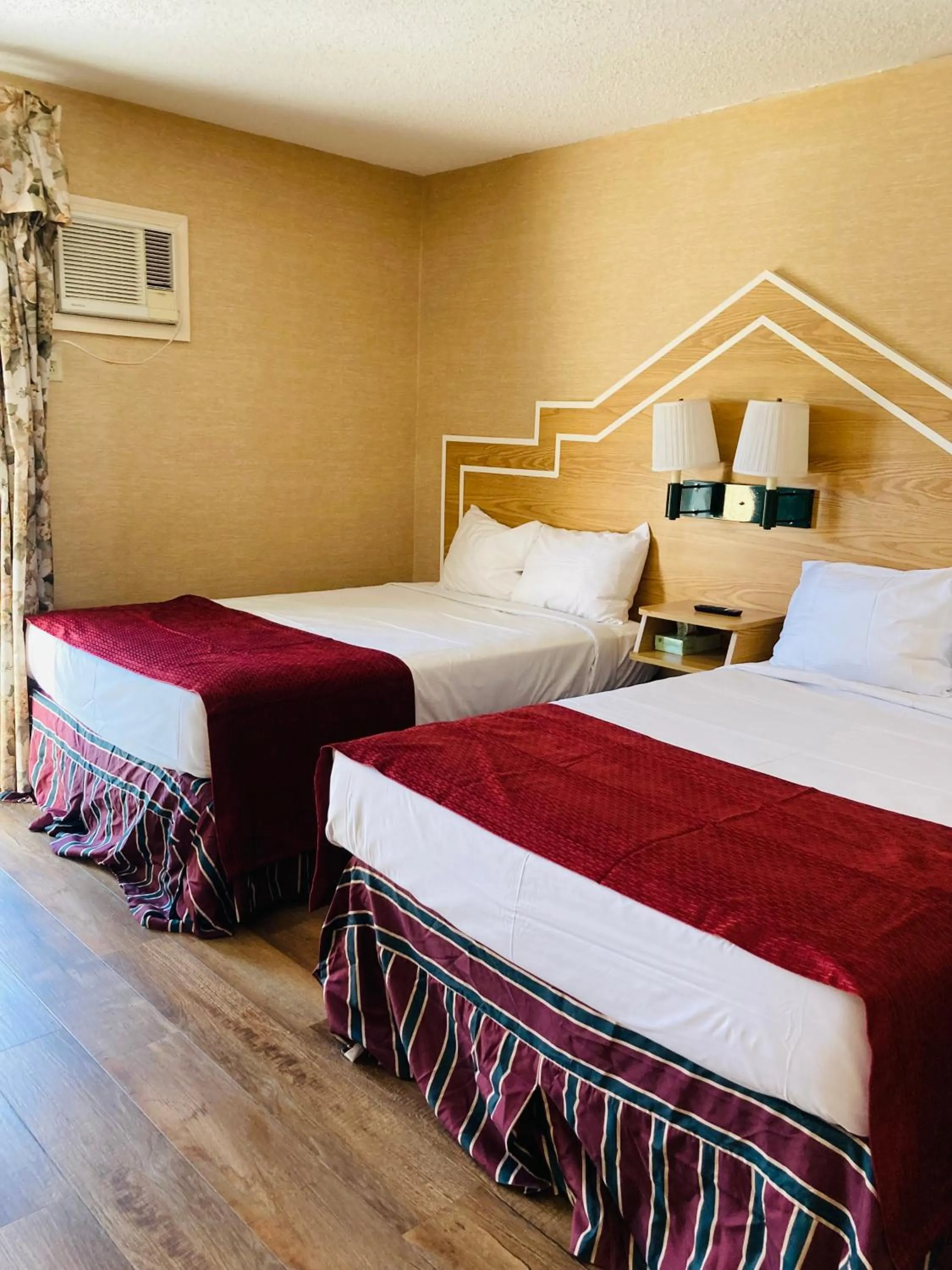 Bedroom, Bed in Colonel Williams Resort and Suites