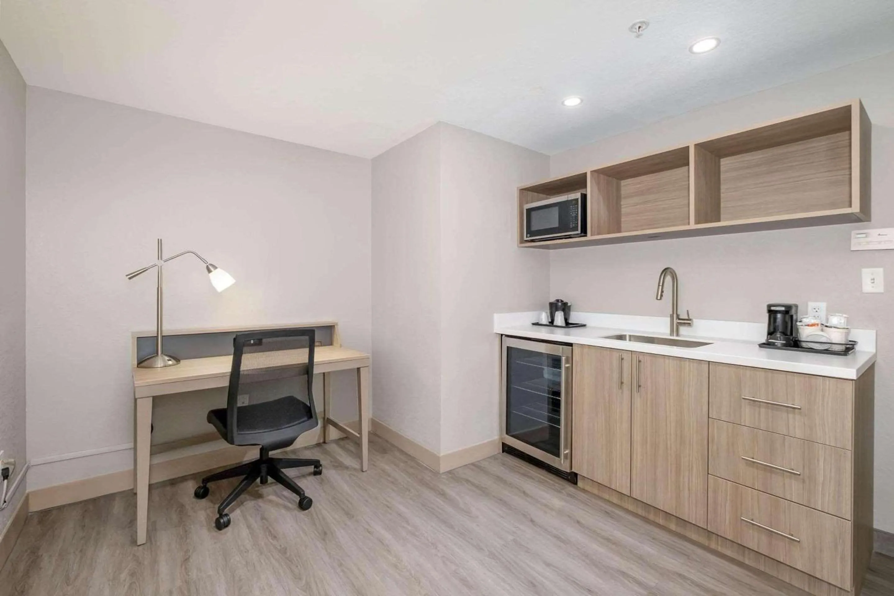 Bedroom in Country Inn & Suites by Radisson, Port Canaveral, FL