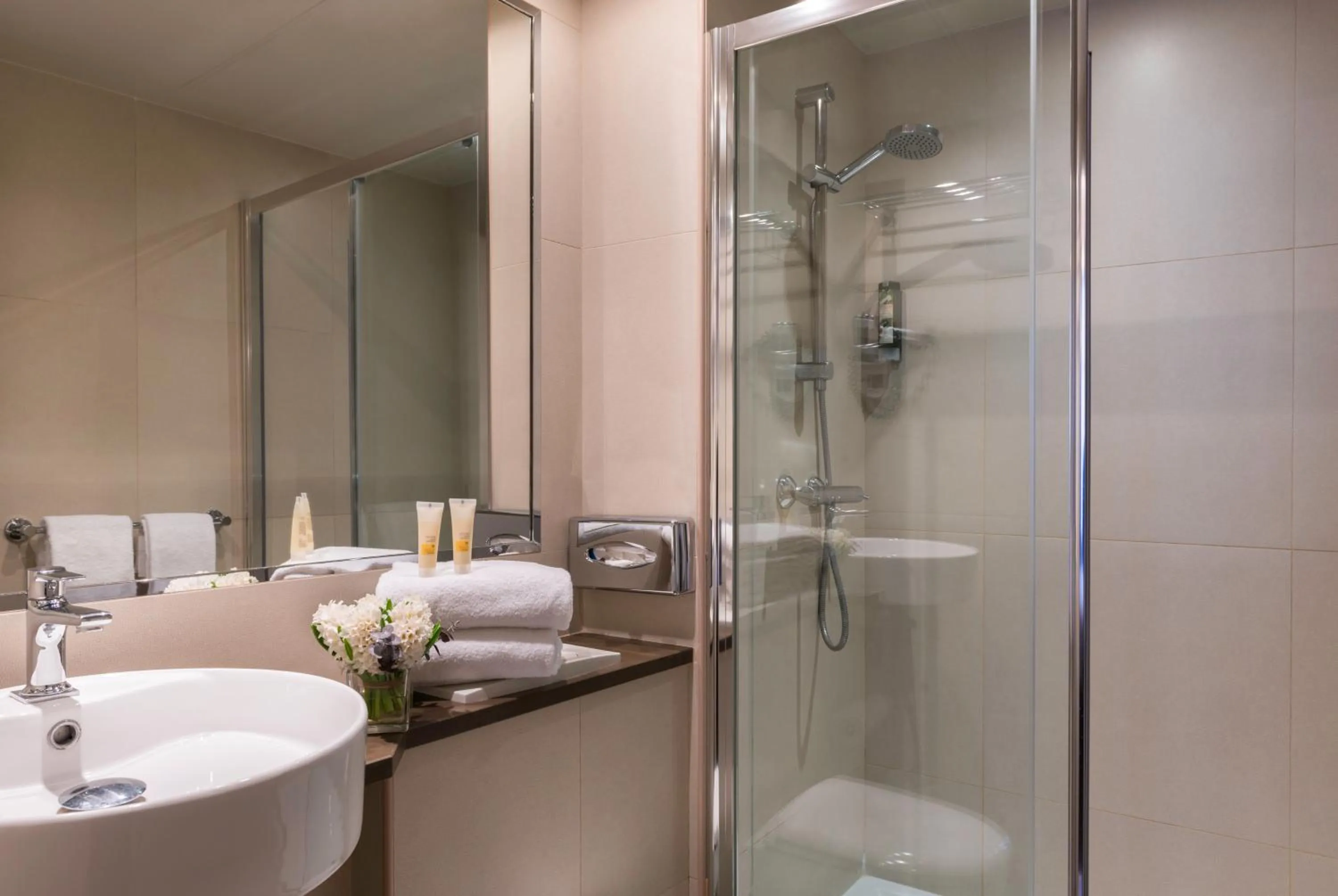 Shower in Hotel de Neuve by Happyculture