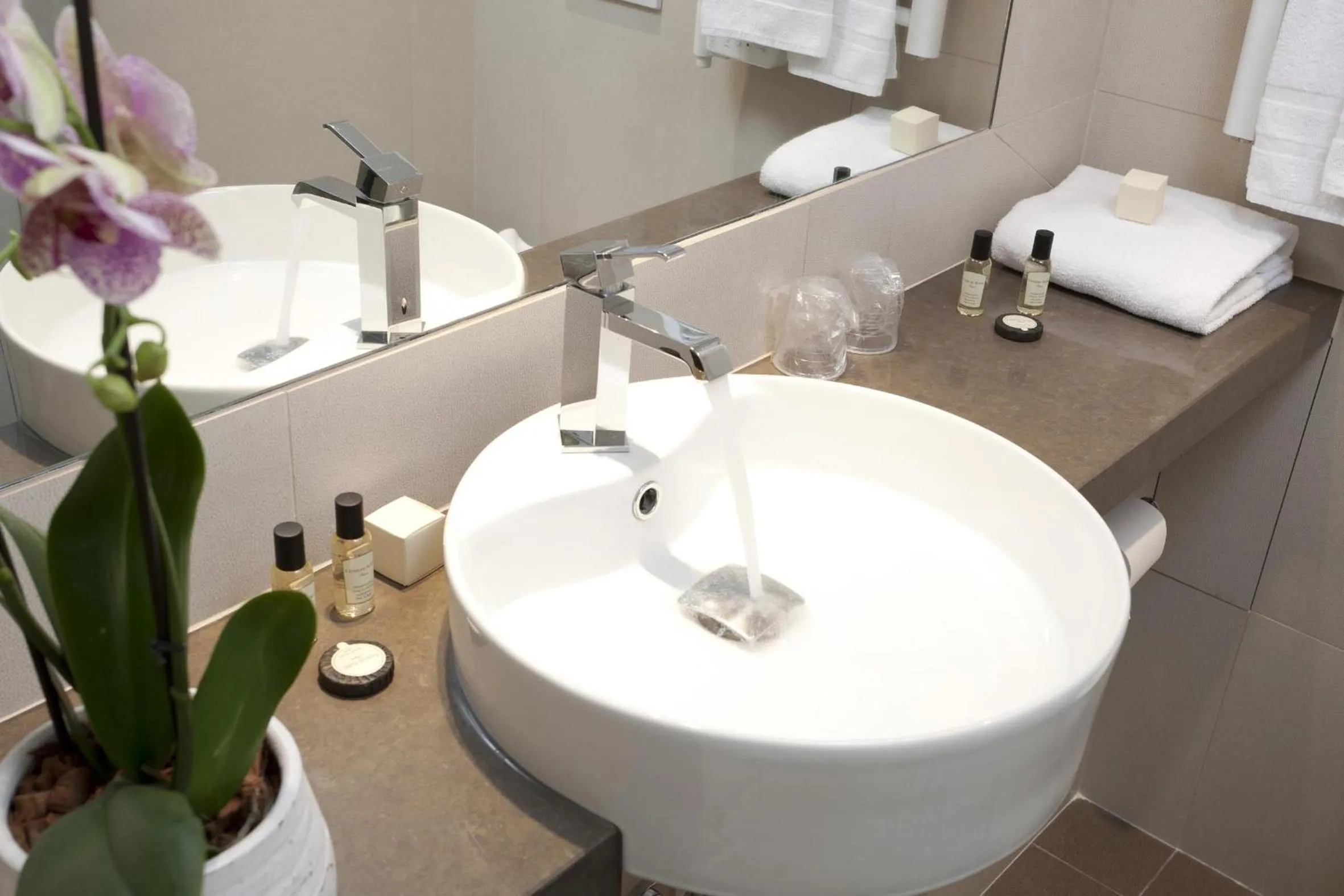 Bathroom in Hotel de Neuve by Happyculture