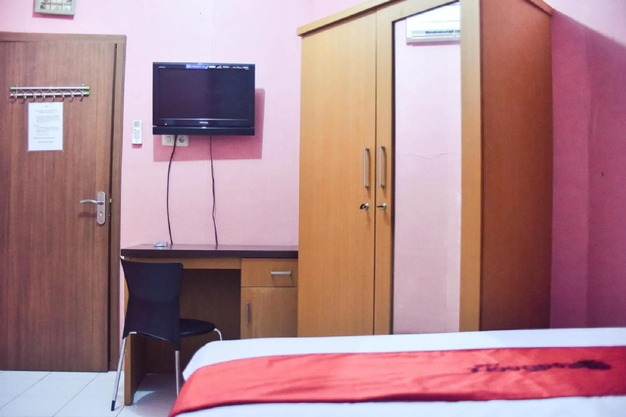 Bed in RedDoorz at Pettarani Square Makassar