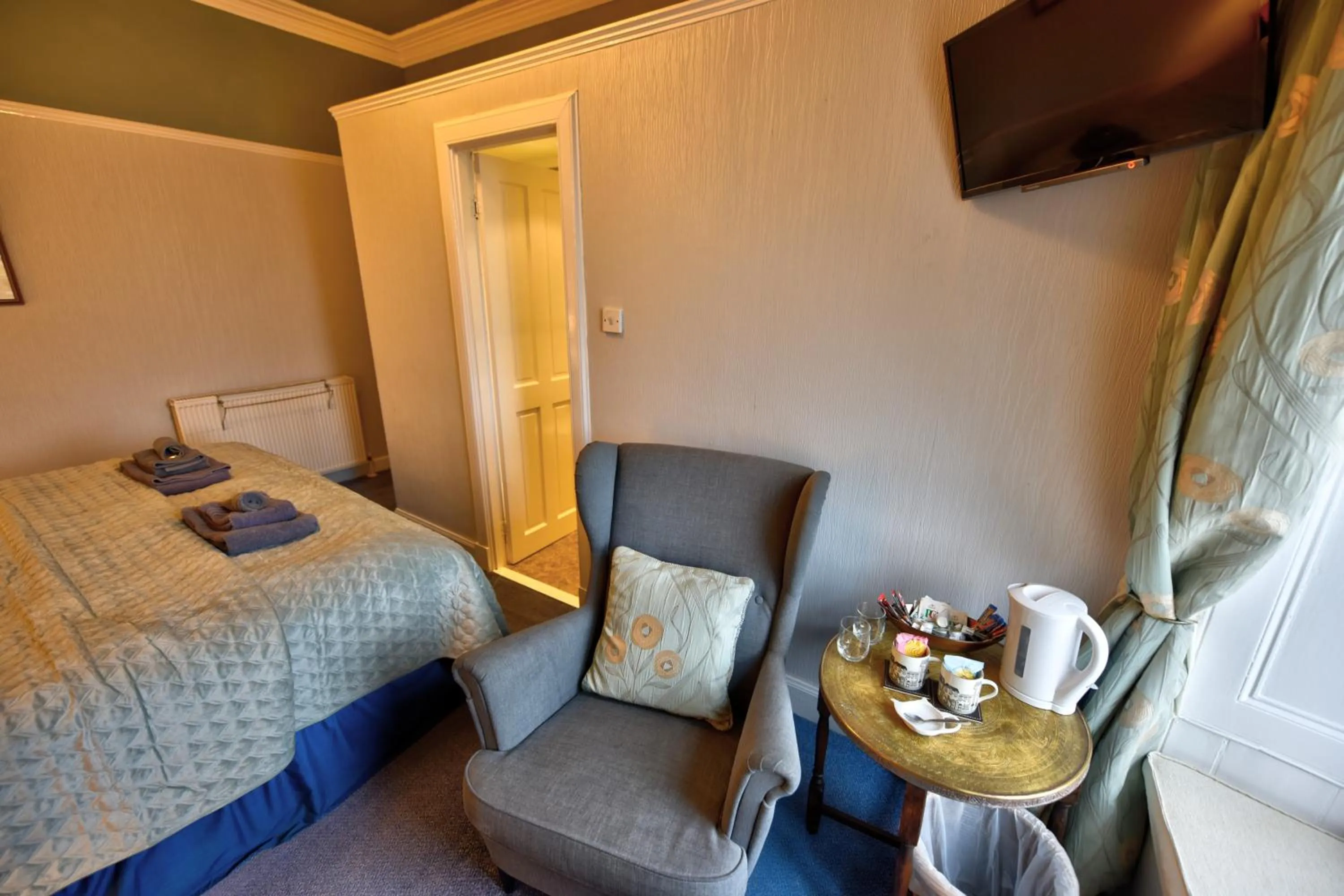 Seating area, Bed in Burnside Guest House