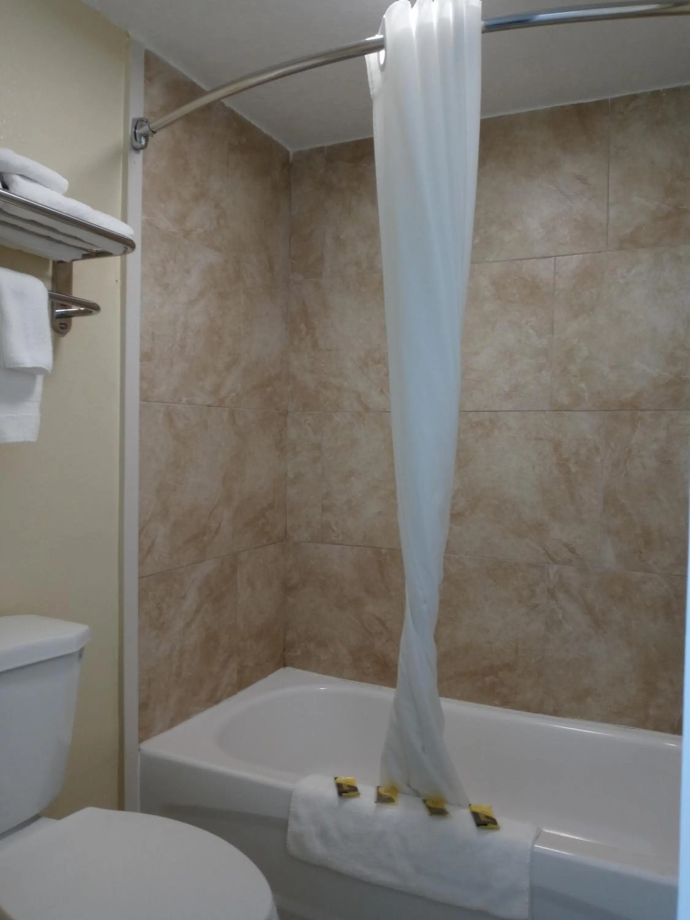 Bath in Hole Inn the Wall Hotel - Fort Walton Beach - Sunset Plaza - nearby Beaches & Hurlburt