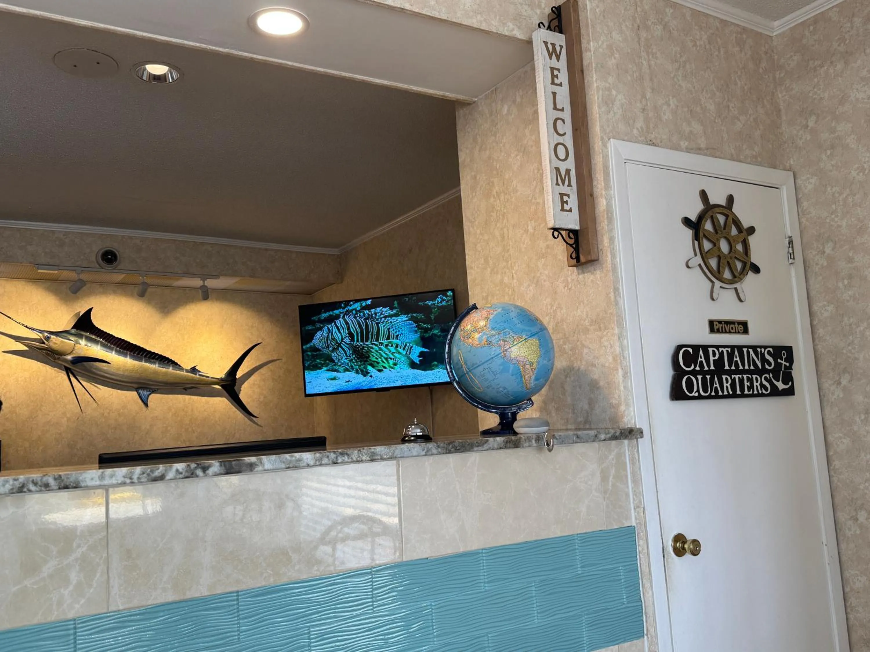 Lobby or reception in Hole Inn the Wall Hotel - Fort Walton Beach - Sunset Plaza - nearby Beaches & Hurlburt