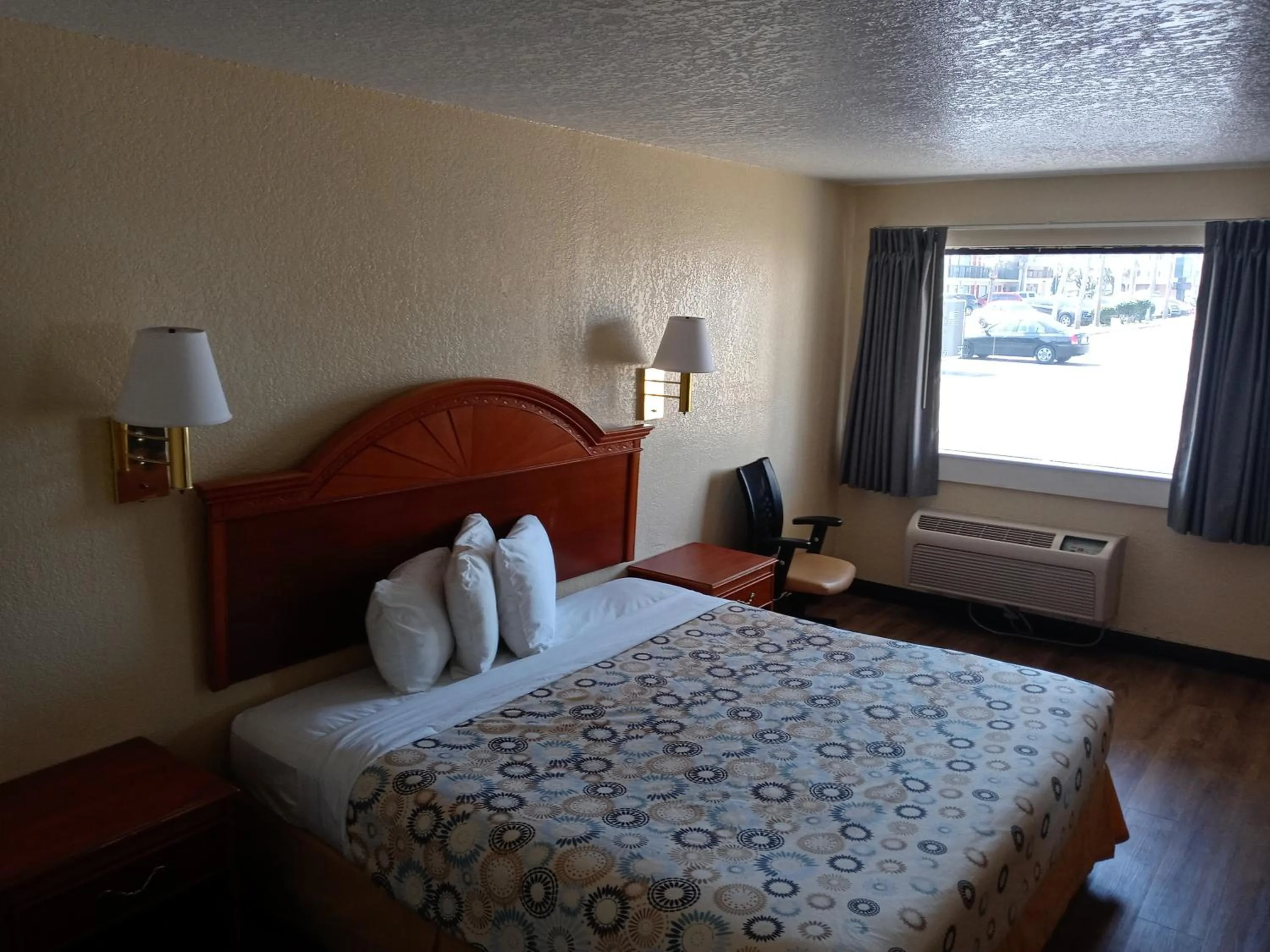Bedroom, Bed in Hole Inn the Wall Hotel - Fort Walton Beach - Sunset Plaza - nearby Beaches & Hurlburt