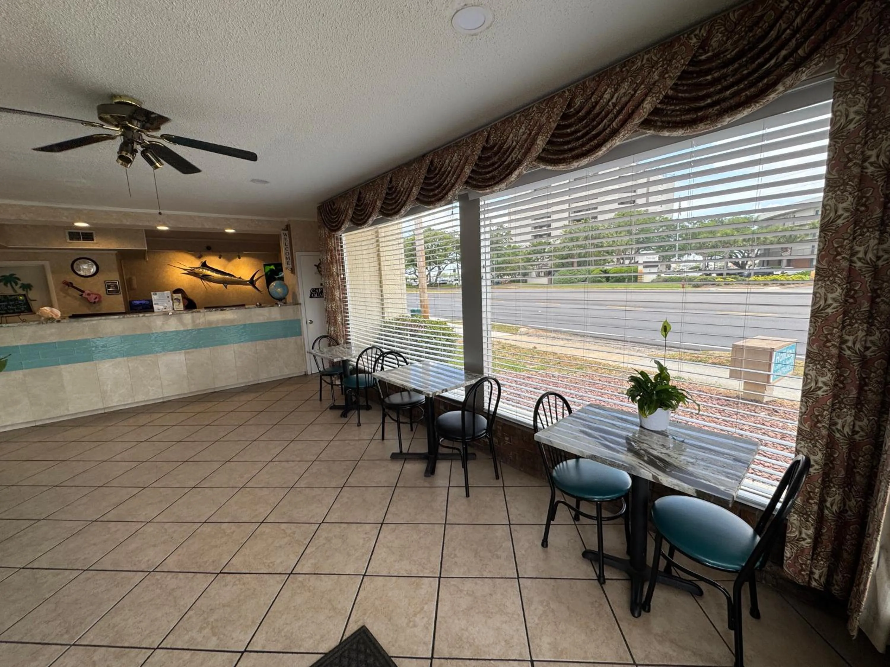 Lobby or reception in Hole Inn the Wall Hotel - Fort Walton Beach - Sunset Plaza - nearby Beaches & Hurlburt