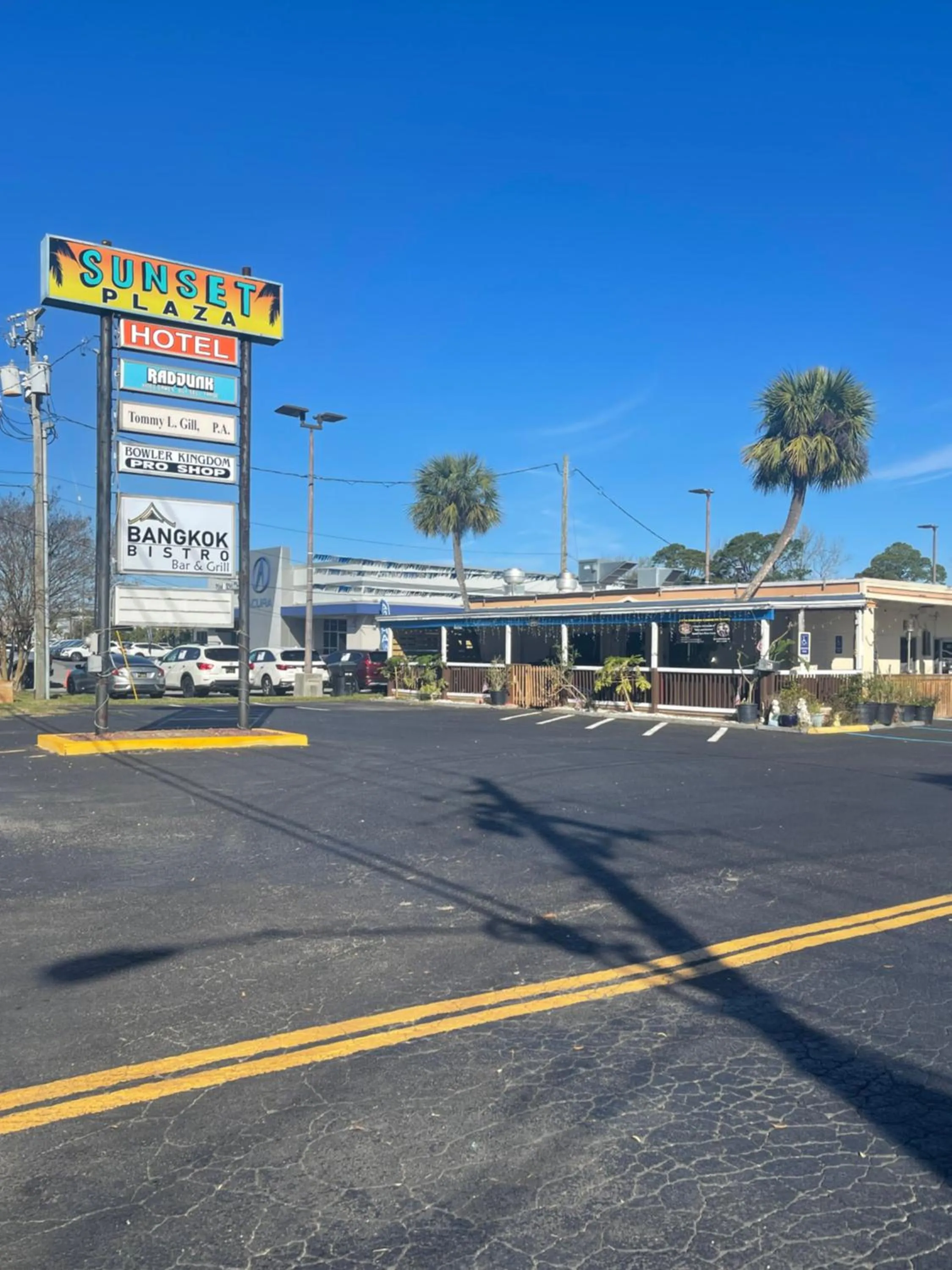 Property building in Hole Inn the Wall Hotel - Fort Walton Beach - Sunset Plaza - nearby Beaches & Hurlburt