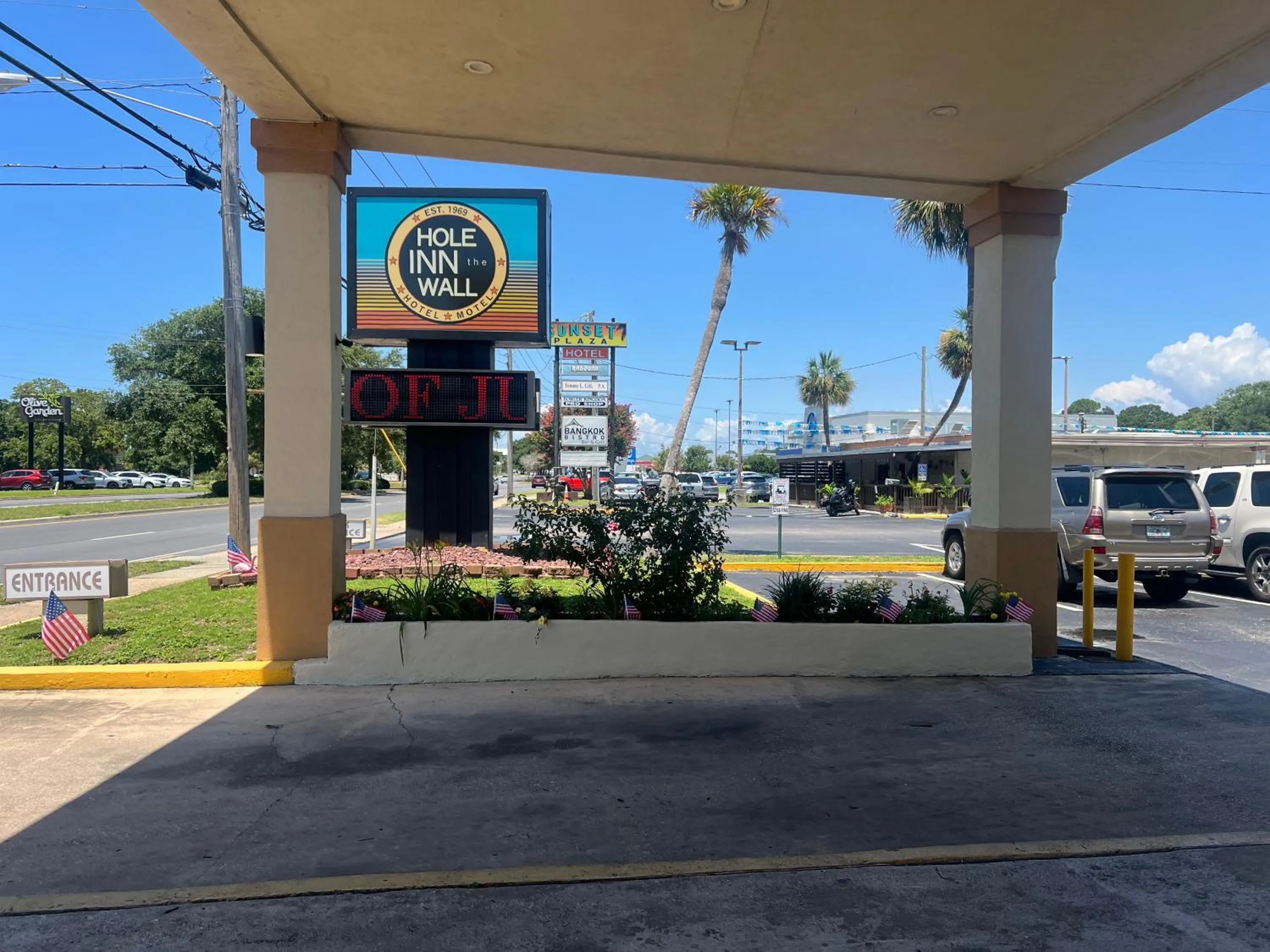 Property building in Hole Inn the Wall Hotel - Fort Walton Beach - Sunset Plaza - nearby Beaches & Hurlburt