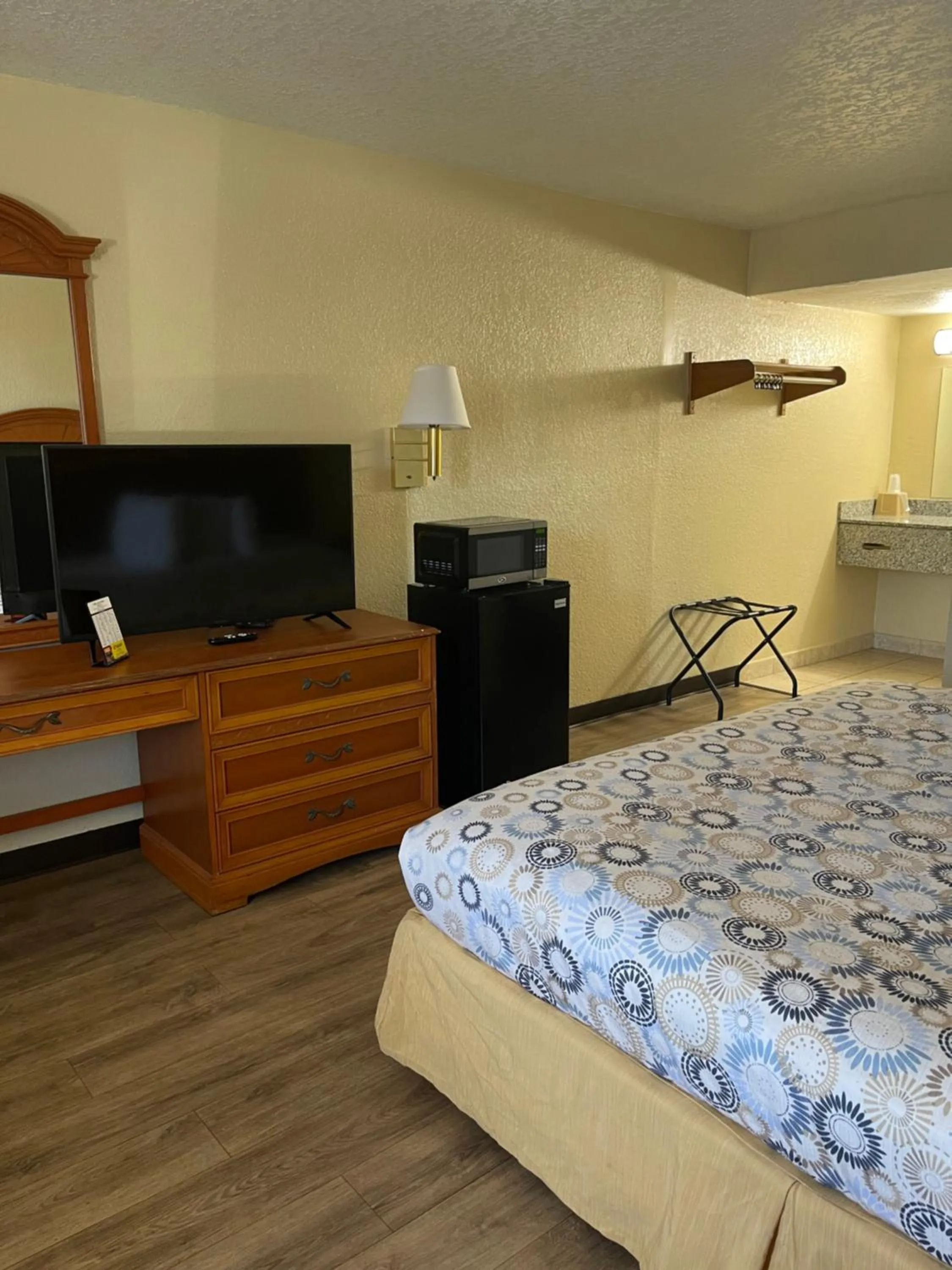 Bed in Hole Inn the Wall Hotel - Fort Walton Beach - Sunset Plaza - nearby Beaches & Hurlburt