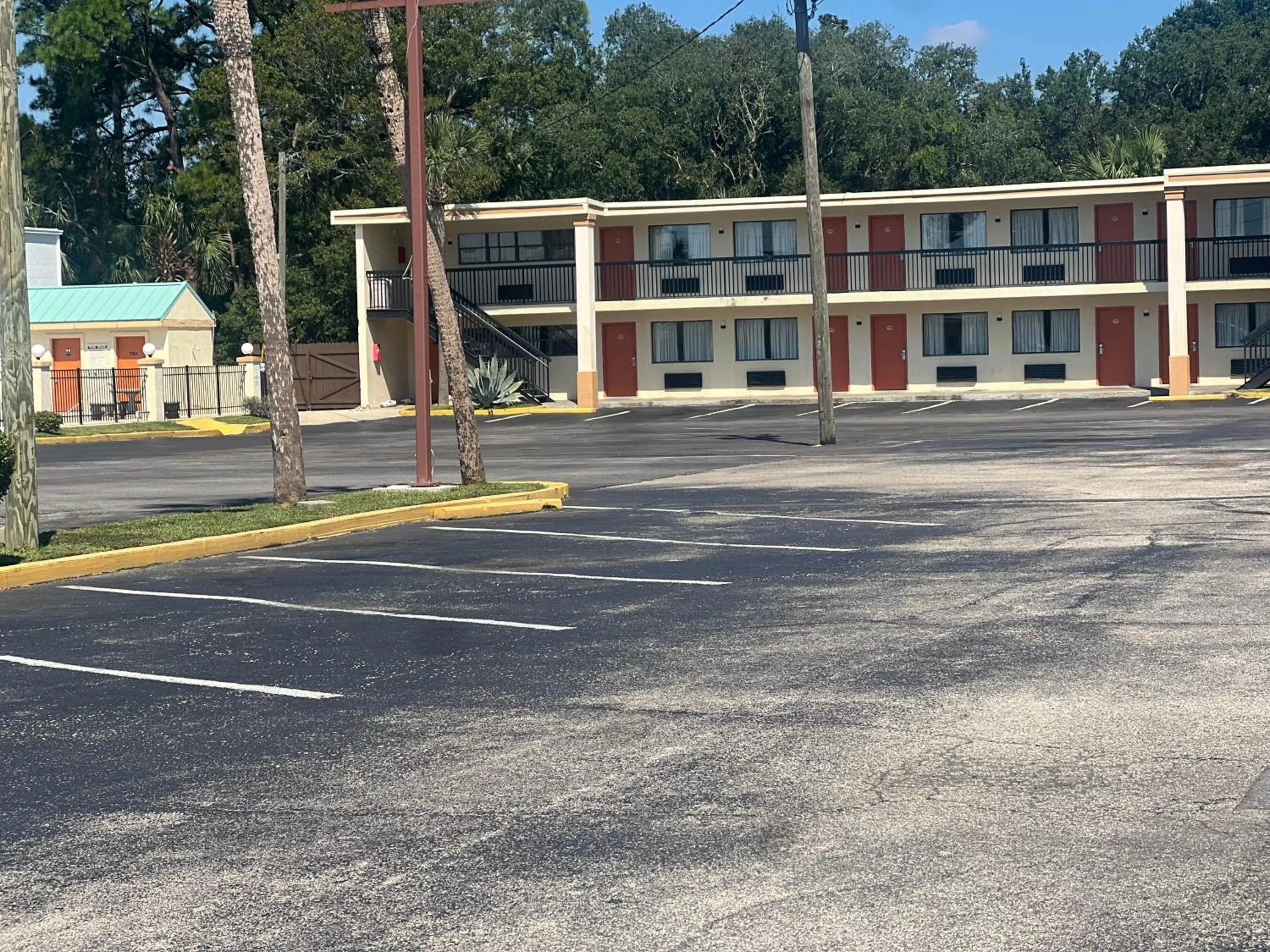 Property building in Hole Inn the Wall Hotel - Fort Walton Beach - Sunset Plaza - nearby Beaches & Hurlburt