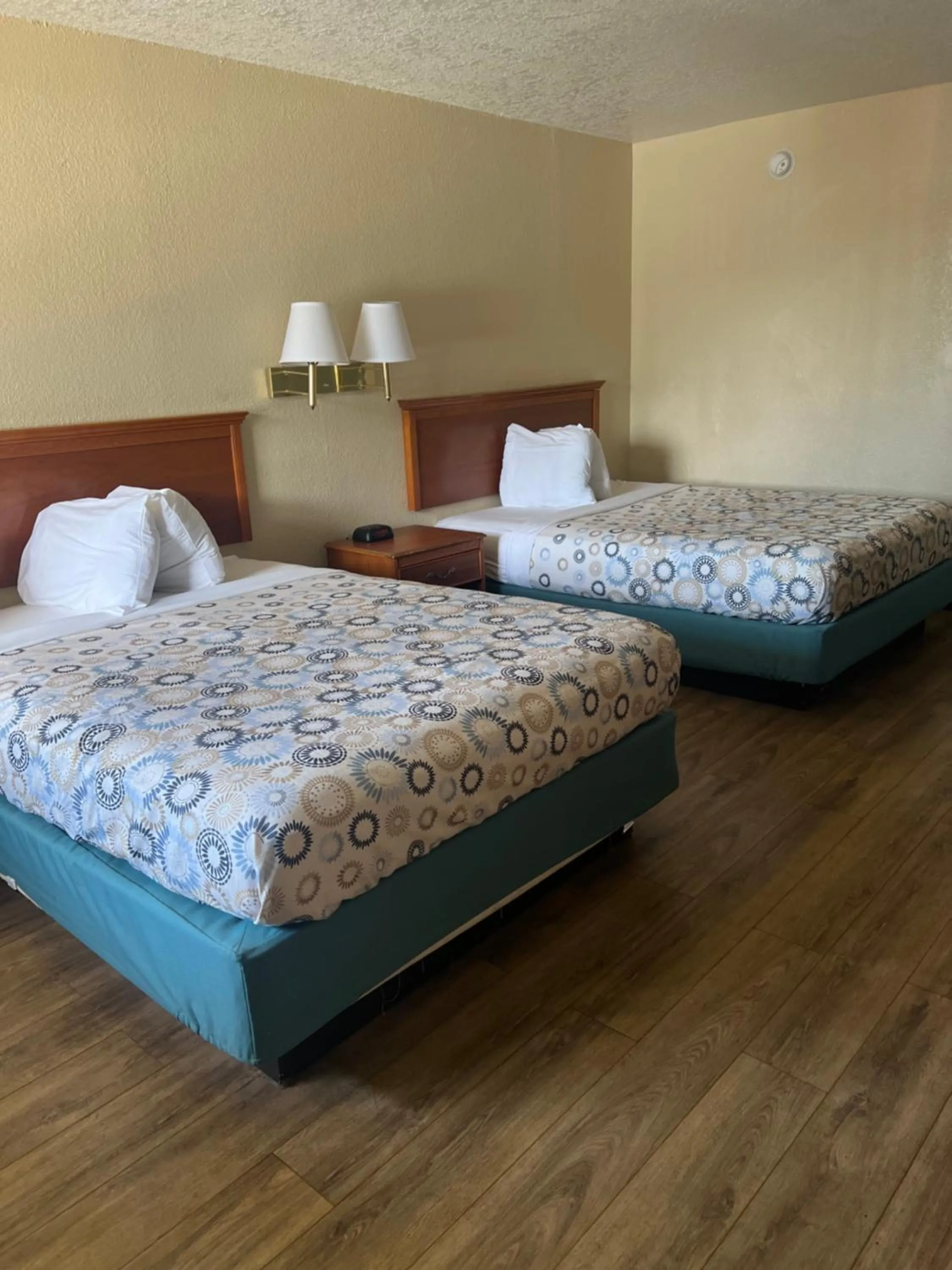 Photo of the whole room, Bed in Hole Inn the Wall Hotel - Fort Walton Beach - Sunset Plaza - nearby Beaches & Hurlburt