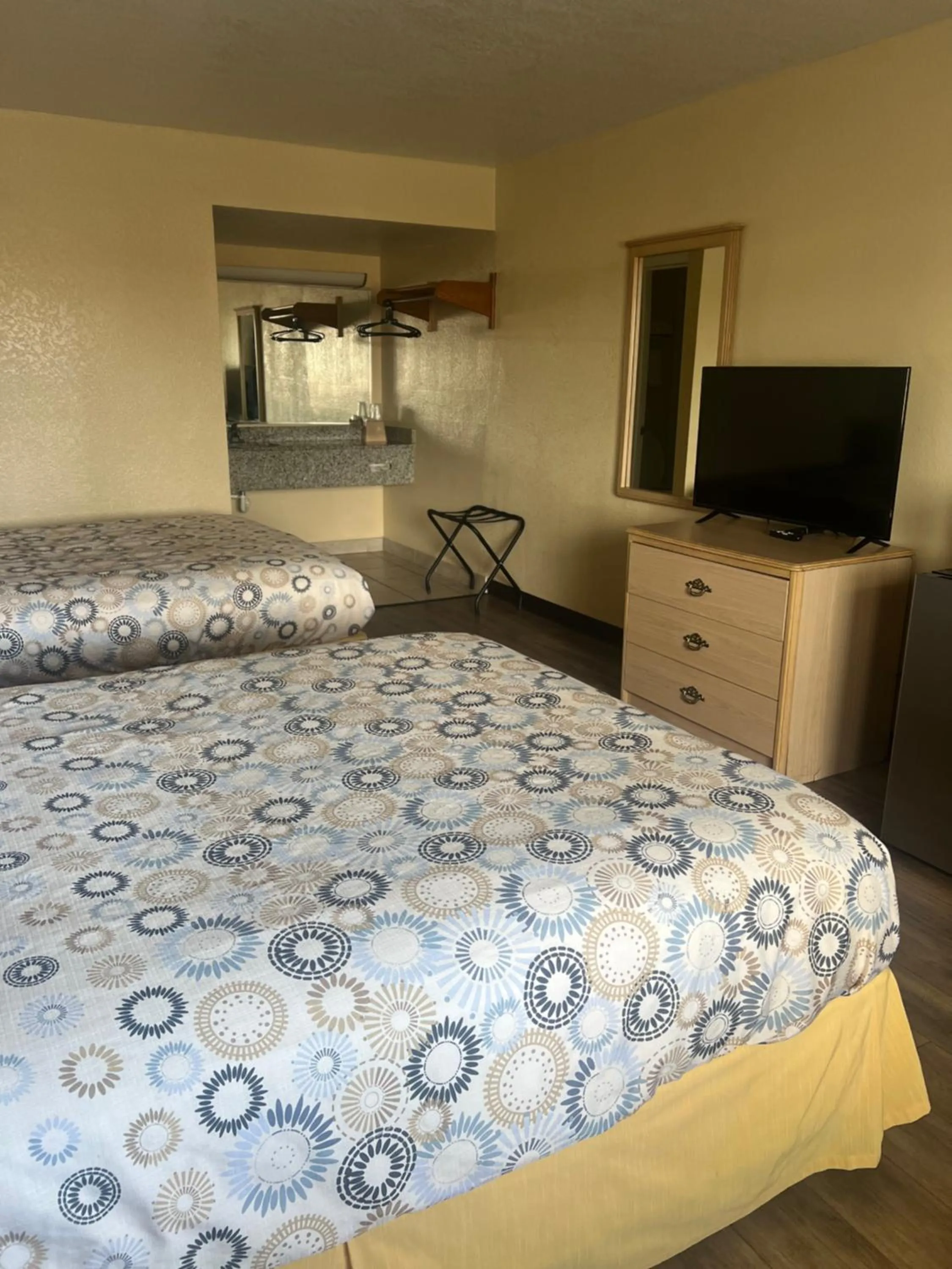 Bed in Hole Inn the Wall Hotel - Fort Walton Beach - Sunset Plaza - nearby Beaches & Hurlburt