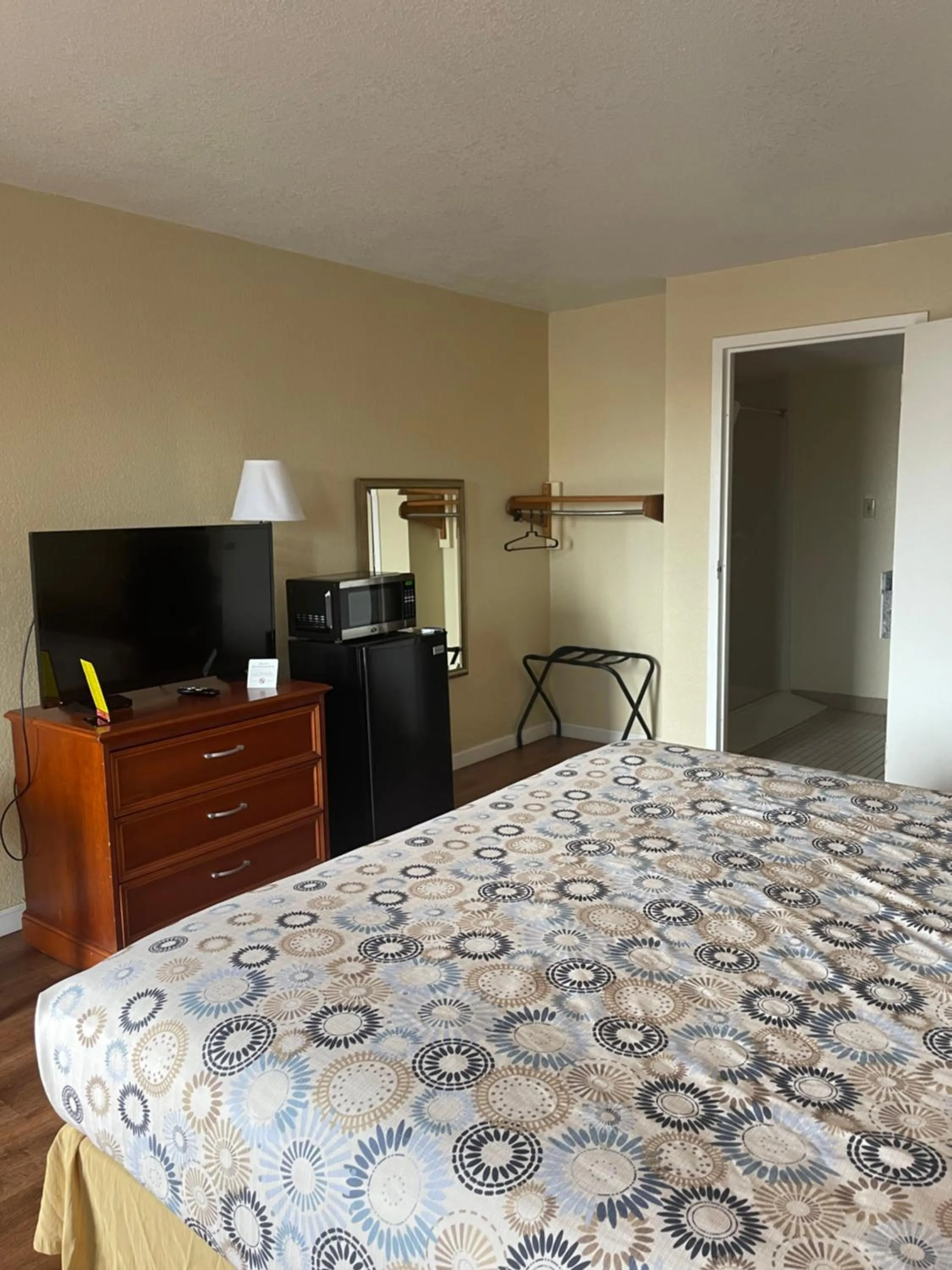 acessibility, Bed in Hole Inn the Wall Hotel - Fort Walton Beach - Sunset Plaza - nearby Beaches & Hurlburt