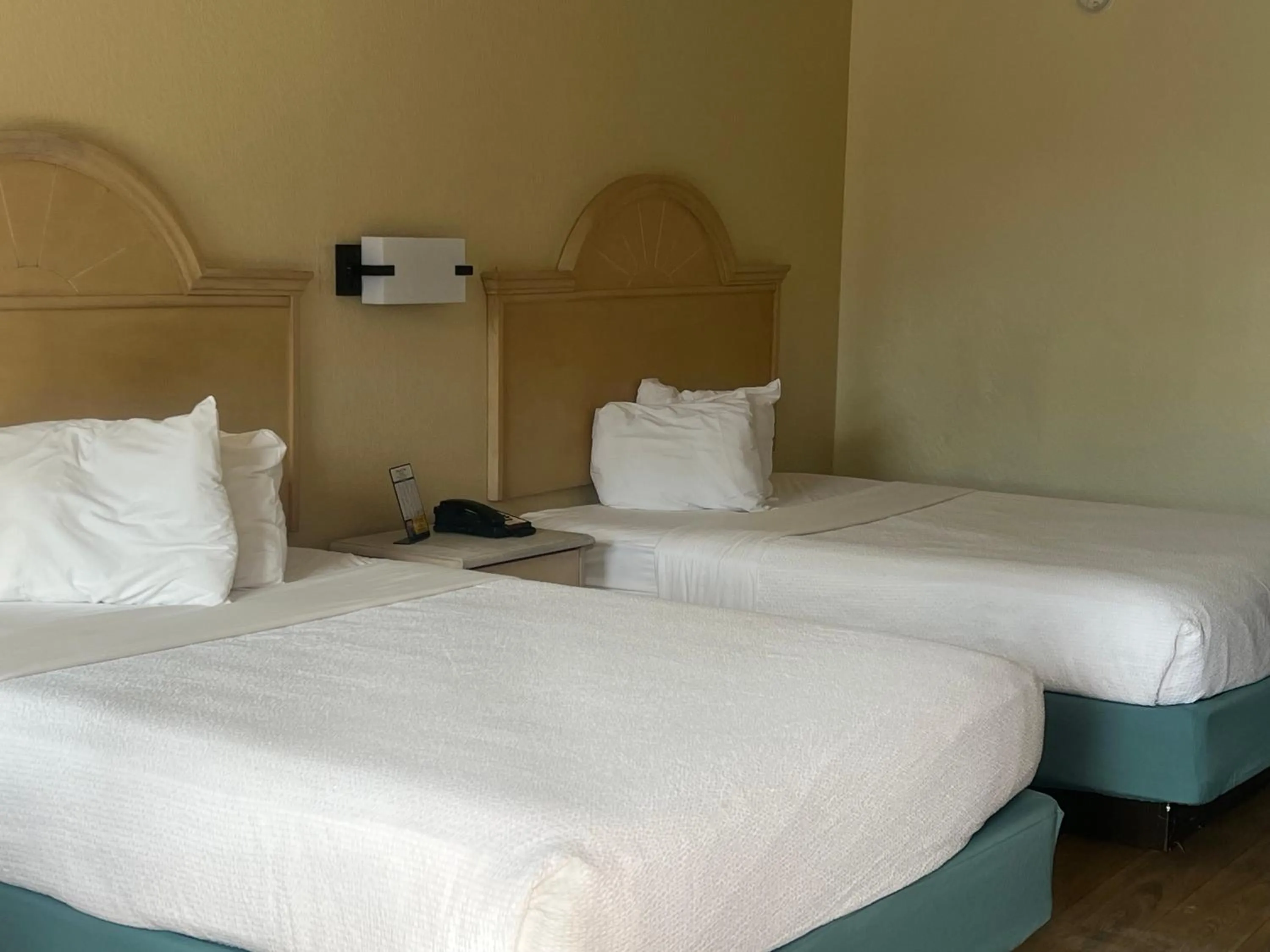 Bed in Hole Inn the Wall Hotel - Fort Walton Beach - Sunset Plaza - nearby Beaches & Hurlburt