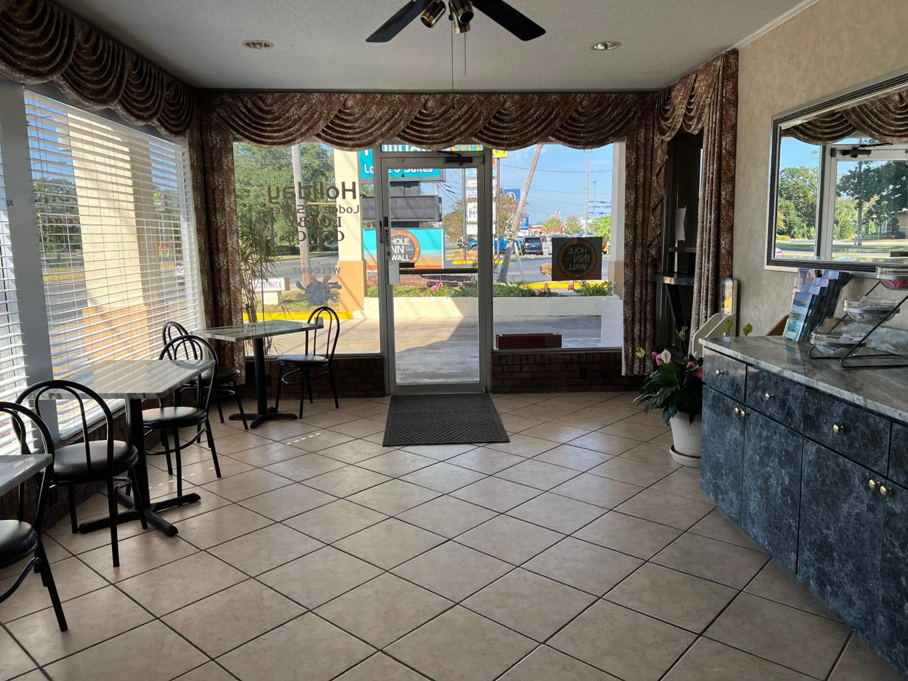 Lobby or reception in Hole Inn the Wall Hotel - Fort Walton Beach - Sunset Plaza - nearby Beaches & Hurlburt