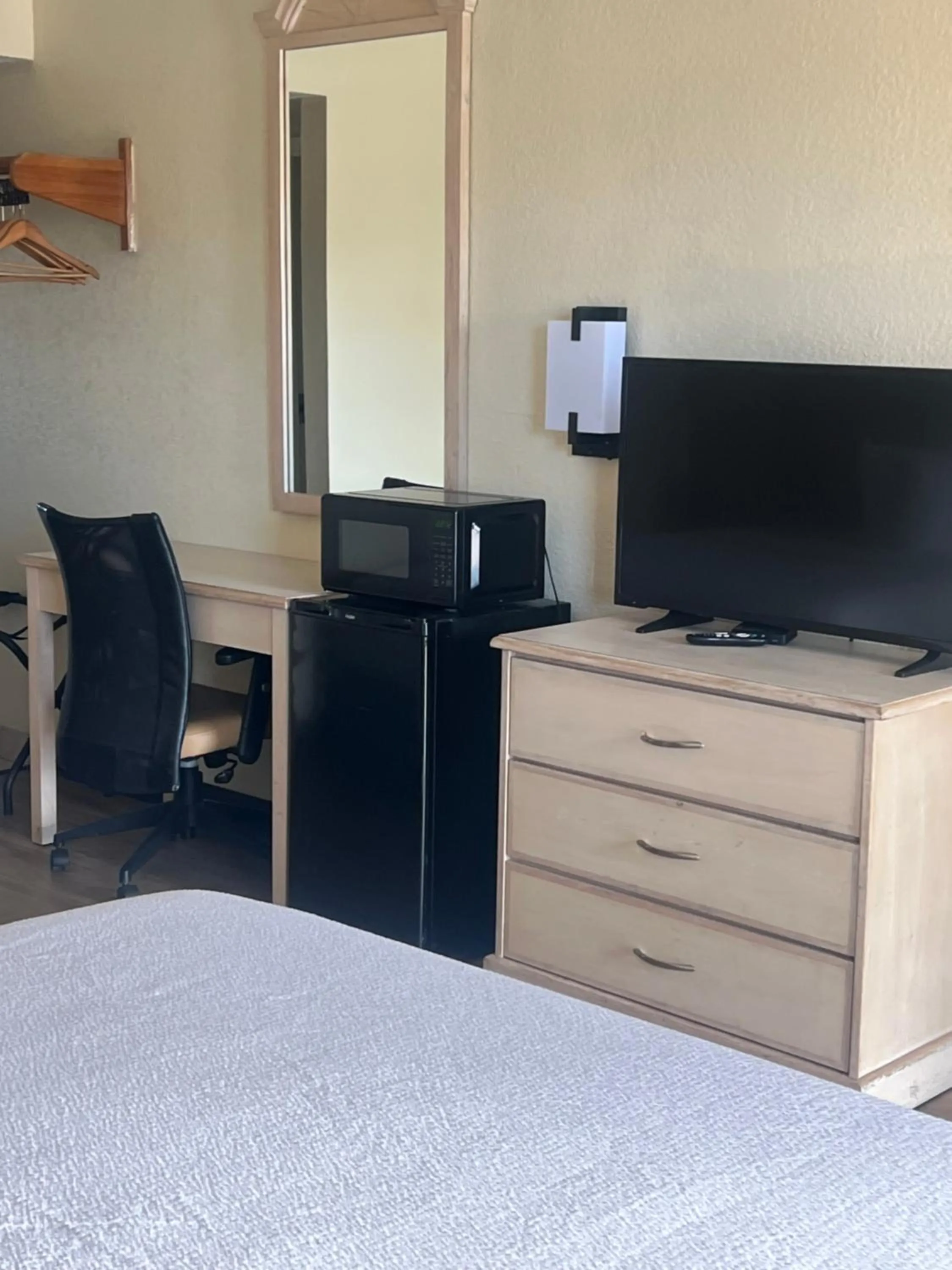 Bedroom, Bed in Hole Inn the Wall Hotel - Fort Walton Beach - Sunset Plaza - nearby Beaches & Hurlburt