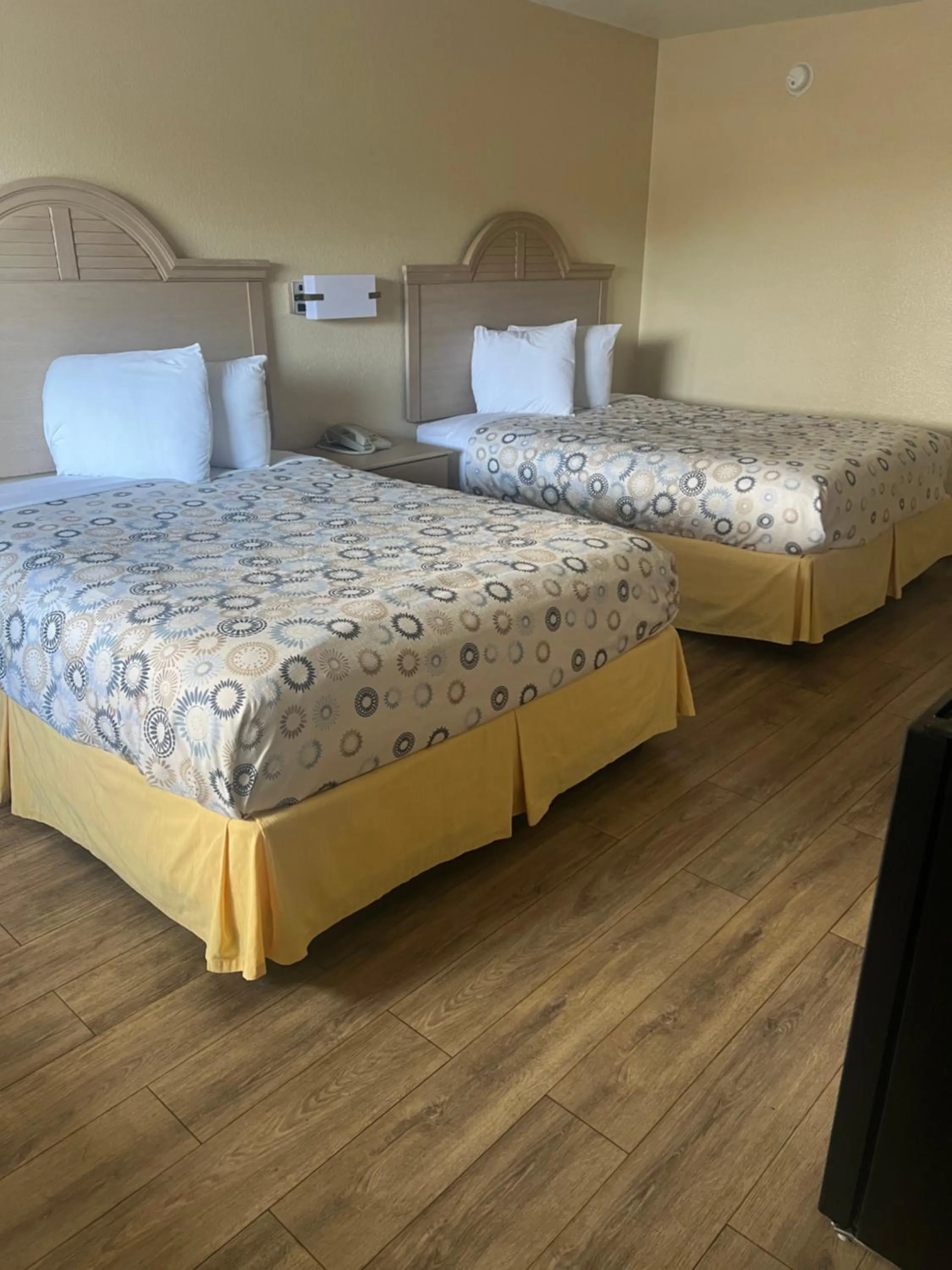 Bed in Hole Inn the Wall Hotel - Fort Walton Beach - Sunset Plaza - nearby Beaches & Hurlburt
