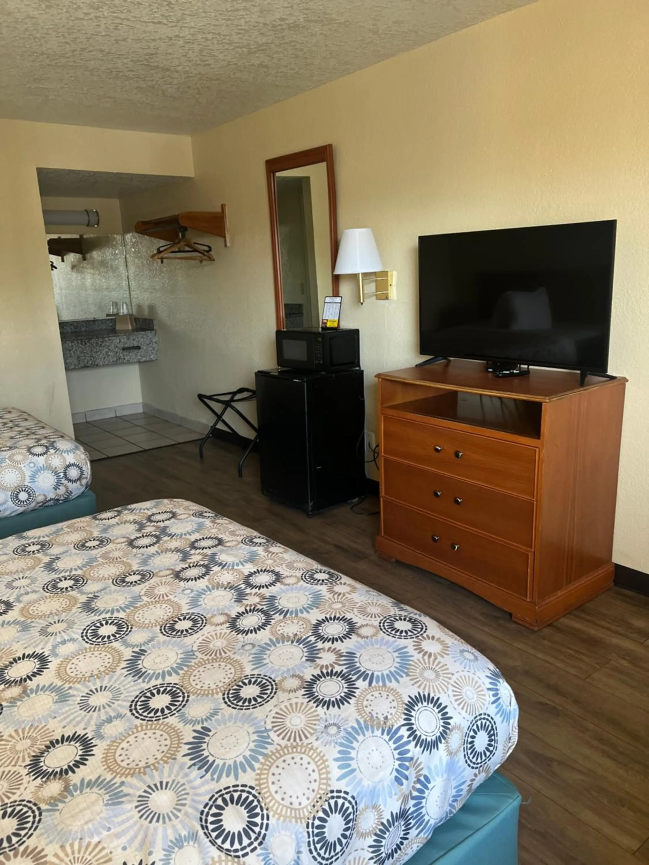 hair dresser, Bed in Hole Inn the Wall Hotel - Fort Walton Beach - Sunset Plaza - nearby Beaches & Hurlburt