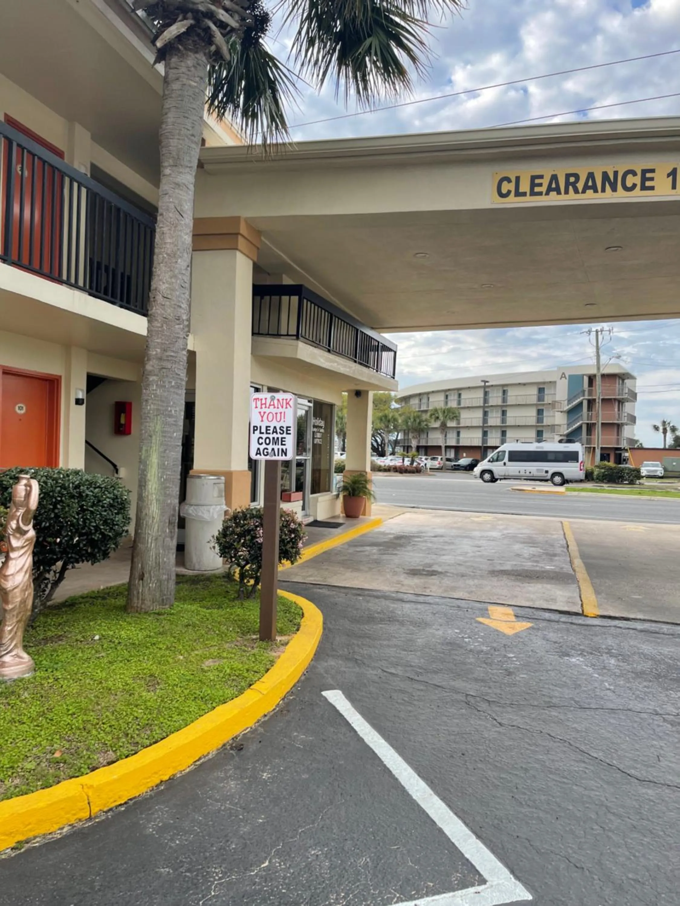 Property building in Hole Inn the Wall Hotel - Fort Walton Beach - Sunset Plaza - nearby Beaches & Hurlburt