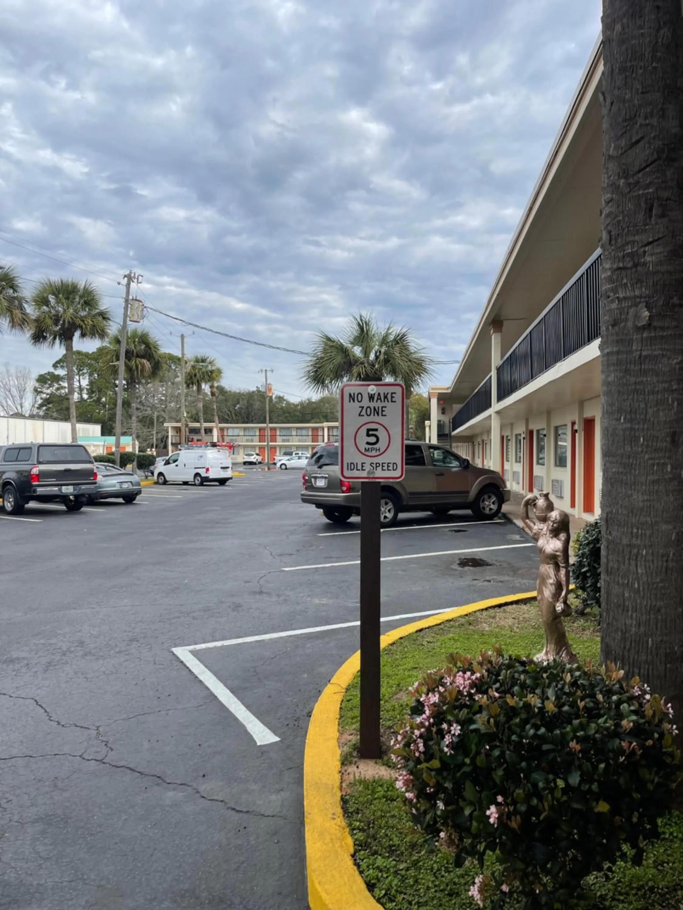 Property building in Hole Inn the Wall Hotel - Fort Walton Beach - Sunset Plaza - nearby Beaches & Hurlburt