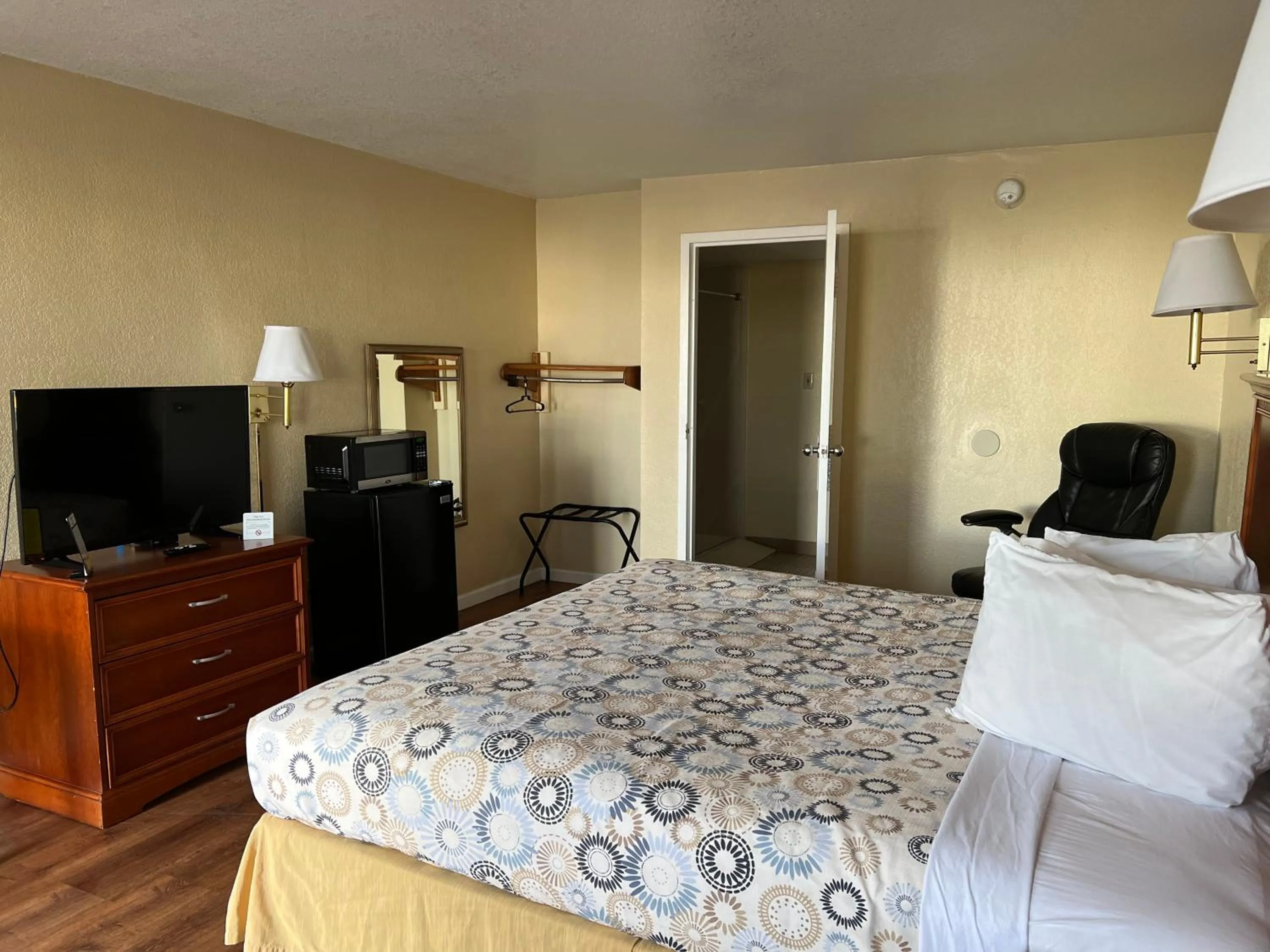 Bedroom, Bed in Hole Inn the Wall Hotel - Fort Walton Beach - Sunset Plaza - nearby Beaches & Hurlburt