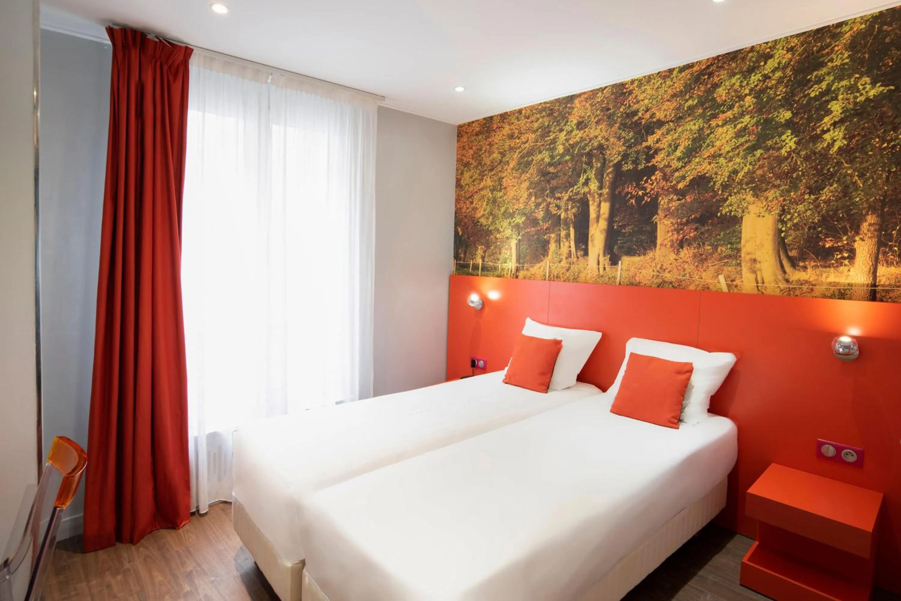 Photo of the whole room, Bed in Jardins de Montmartre